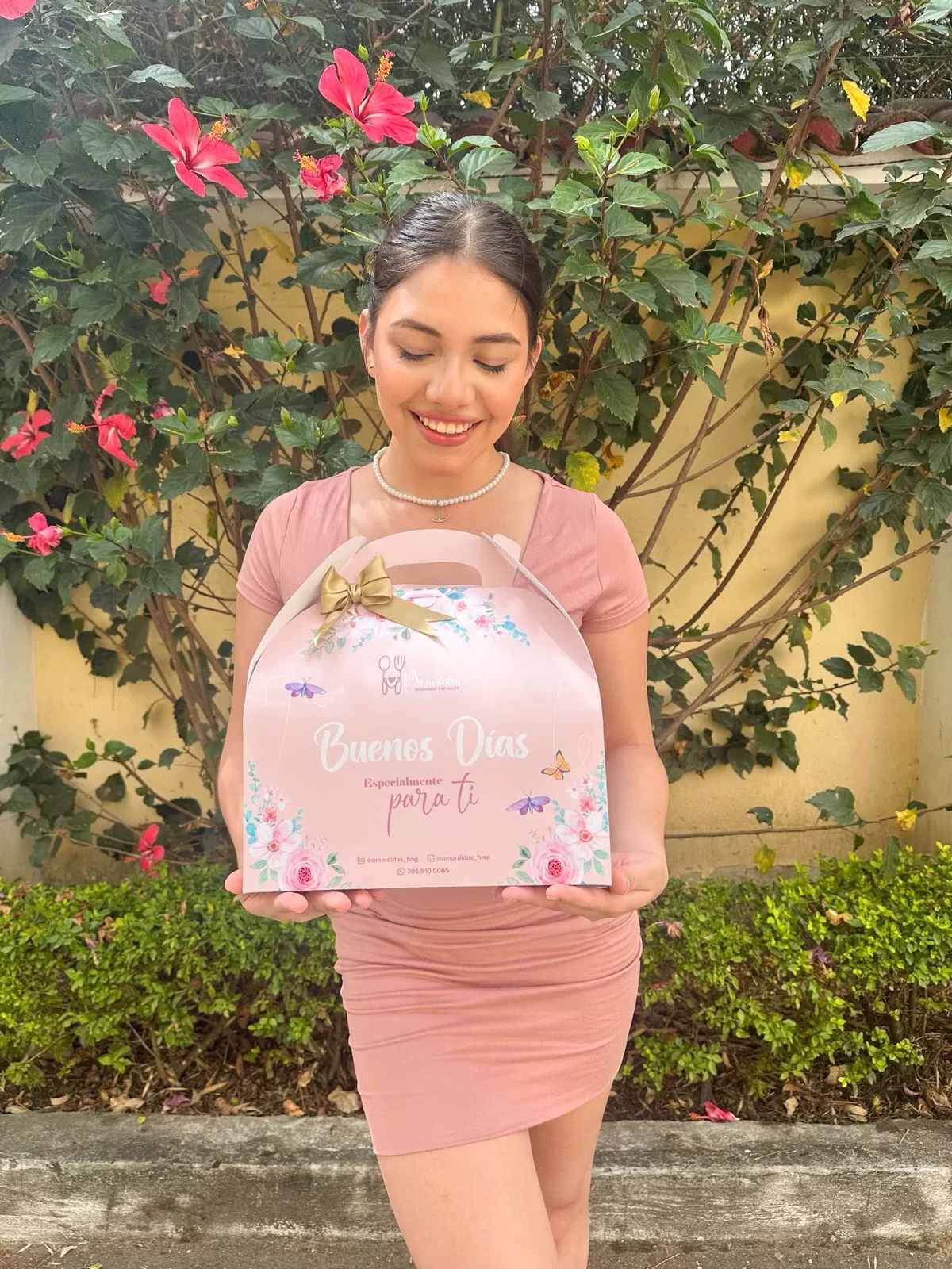 Desayuno Sorpresa Box para Ella con flores, waffles y frutas en Bogotá - Amordidas