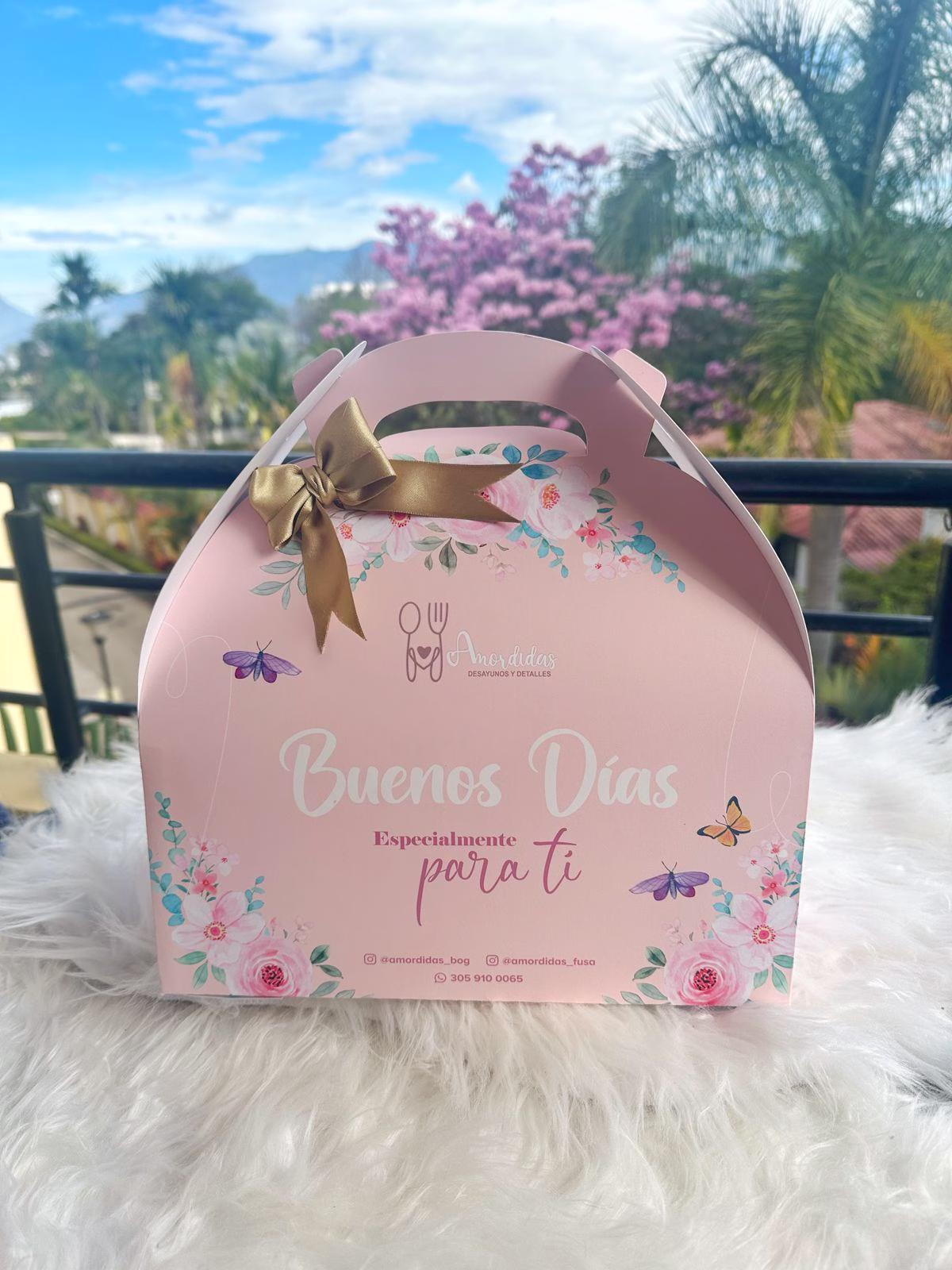 Desayuno Sorpresa Box para Ella con flores, waffles y frutas en Bogotá
