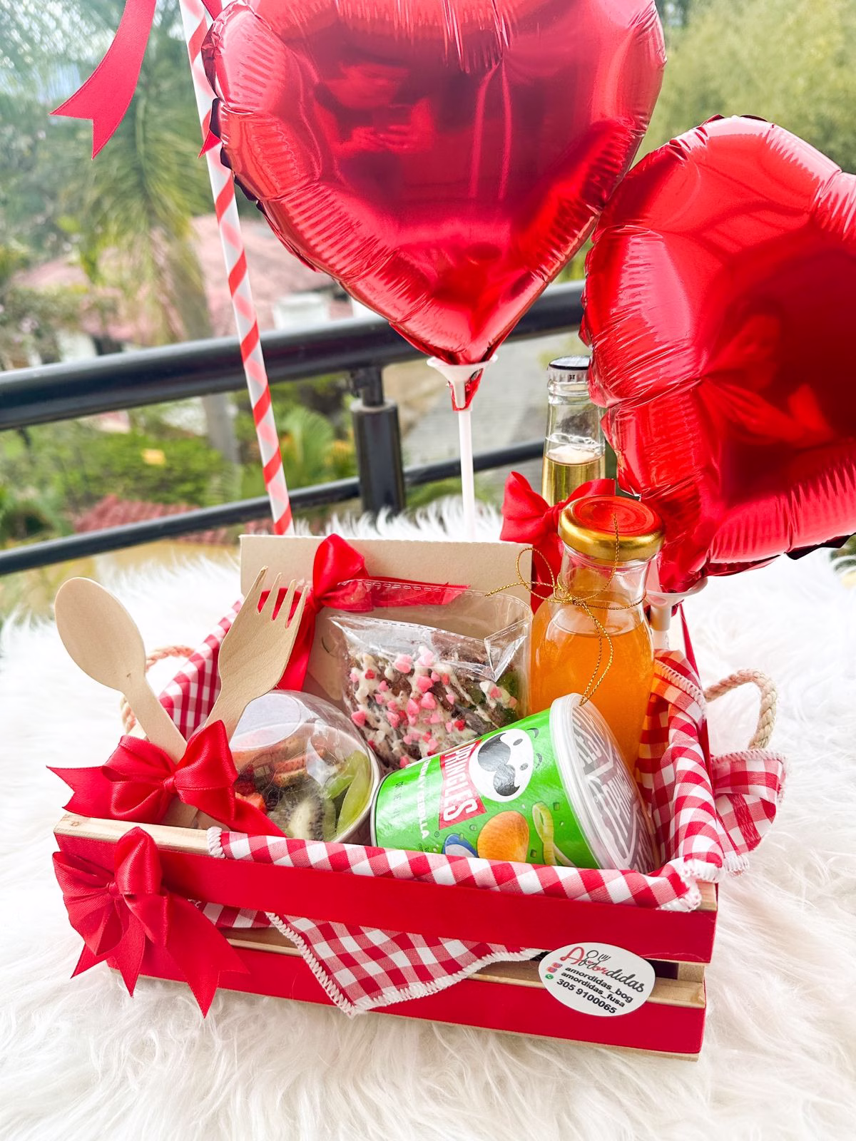 Desayuno Amoroso sorpresa a domicilio en Bogotá con canasta, globo y detalles. - Amordidas