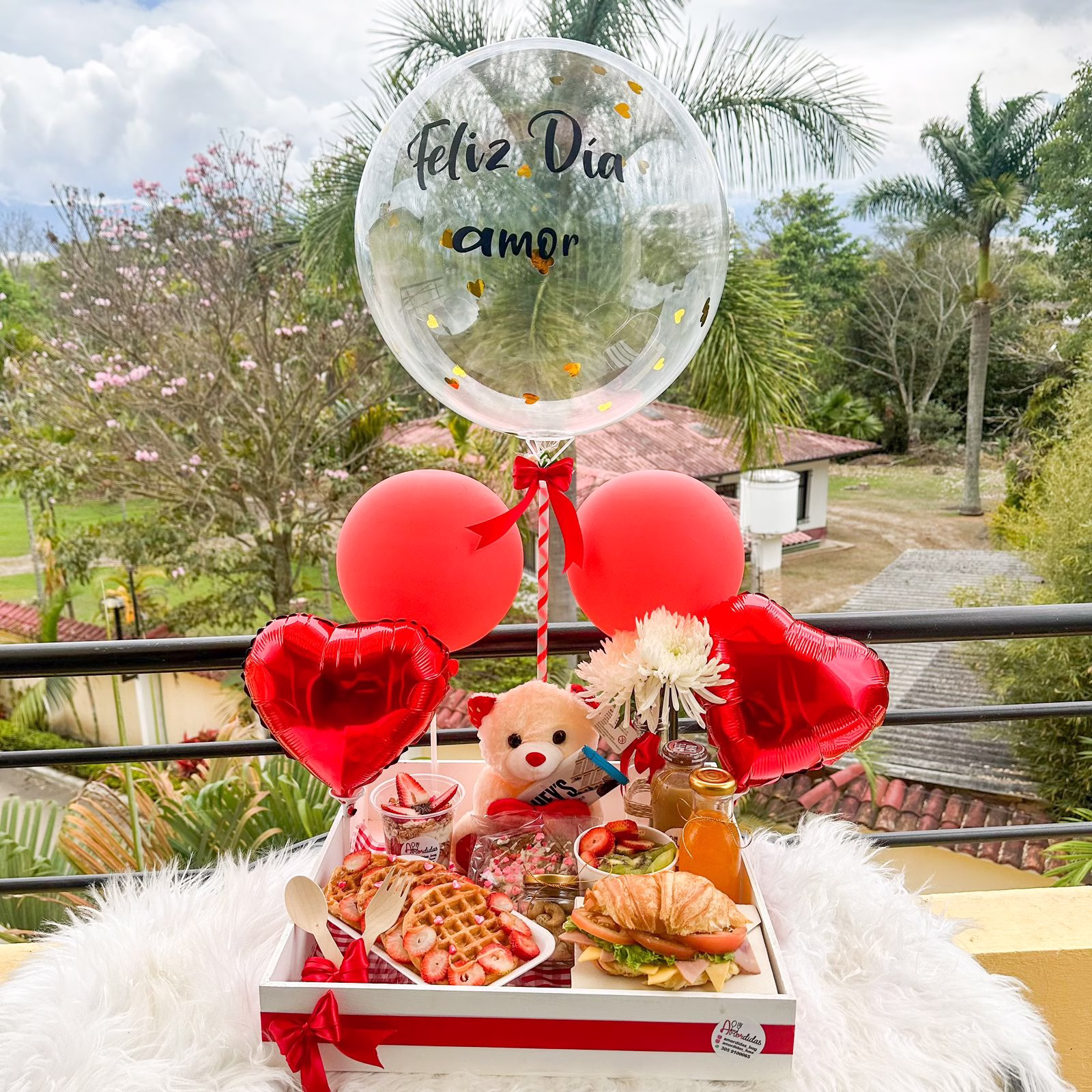 Desayuno Sorpresa Amor y Amistad con globos, peluche y flores a domicilio en Bogotá.