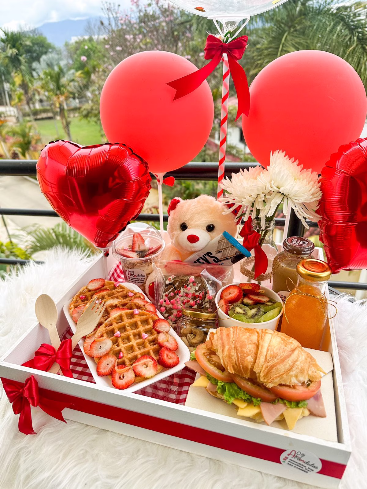 Desayuno Sorpresa Amor y Amistad con globos, peluche y flores a domicilio en Bogotá. - Amordidas