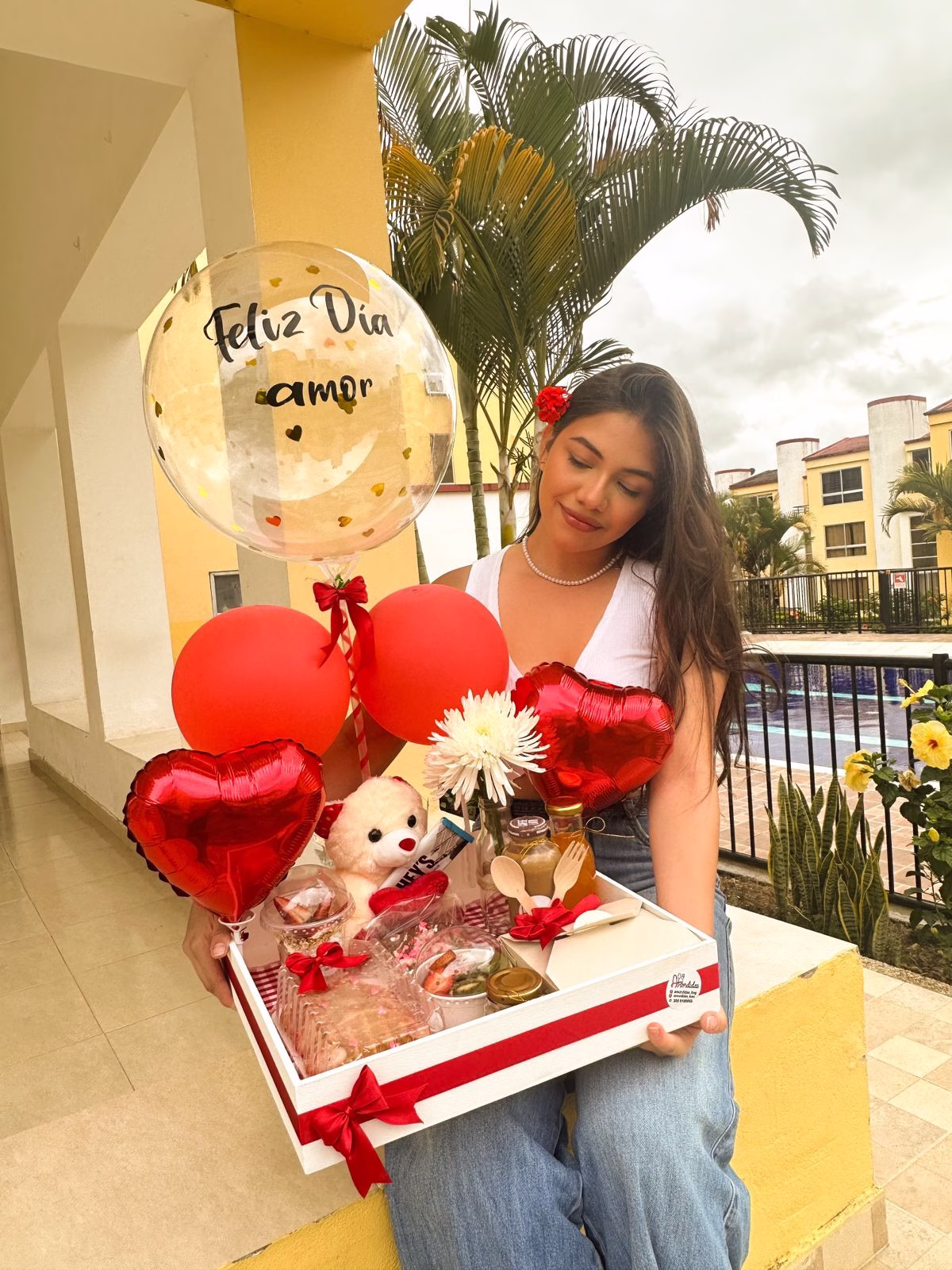Desayuno Sorpresa Amor y Amistad con globos, peluche y flores a domicilio en Bogotá. - Amordidas