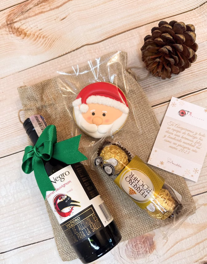 Bolsa Brindis con galleta navideña, botella Gato Negro y Ferrero Rocher para regalos corporativos en Bogotá.