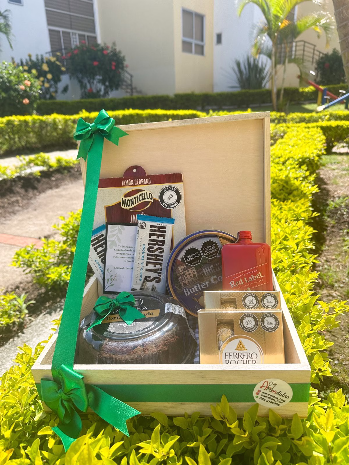 Baúl Red Label con whisky, jamón serrano, Ferreros Rocher y torta, un regalo corporativo en Bogotá.