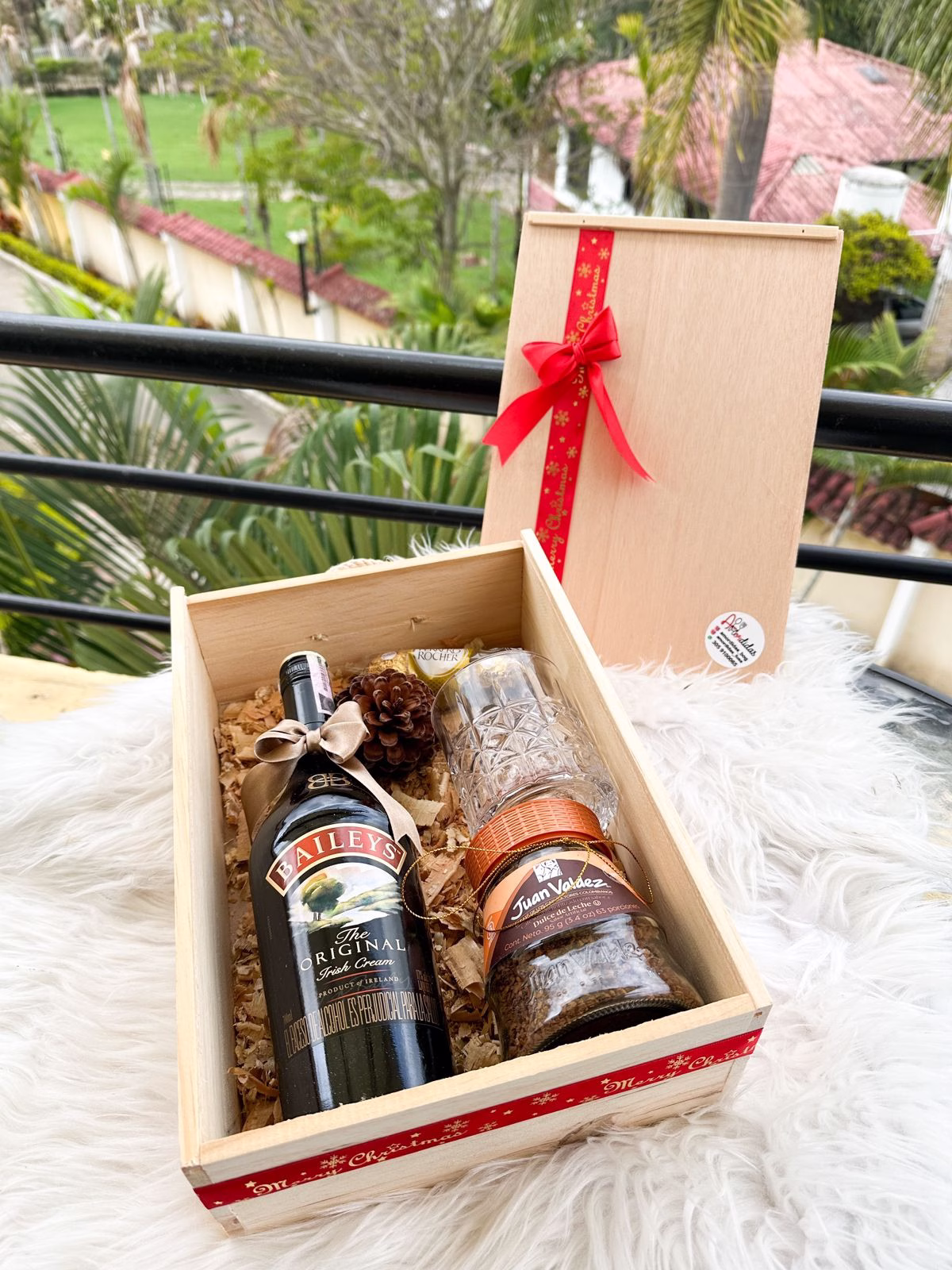 Box Baileys: regalo corporativo con botella de Baileys, Ferreros y vaso de cristal en caja de madera.