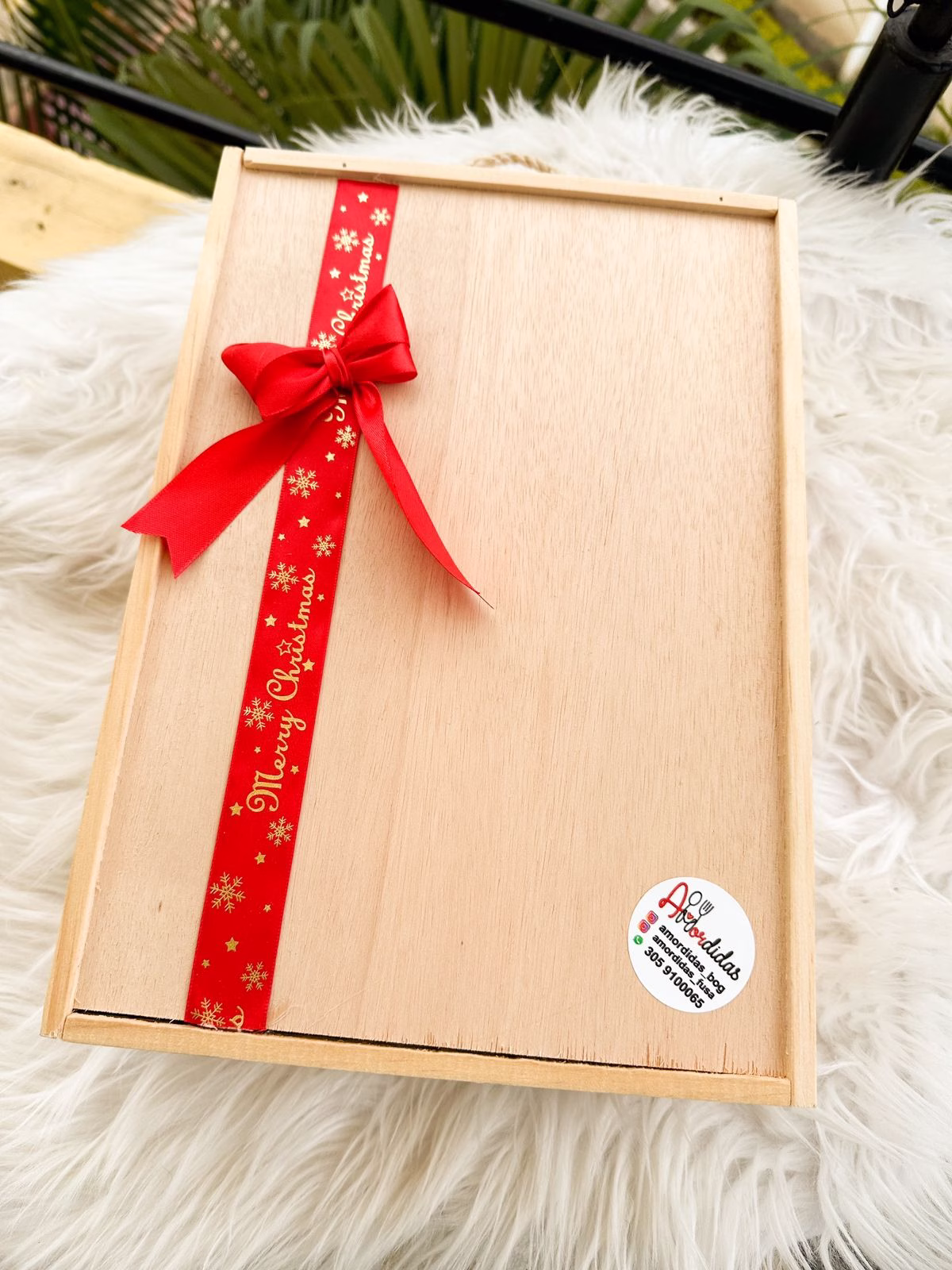 Box Baileys: regalo corporativo con botella de Baileys, Ferreros y vaso de cristal en caja de madera. - Amordidas
