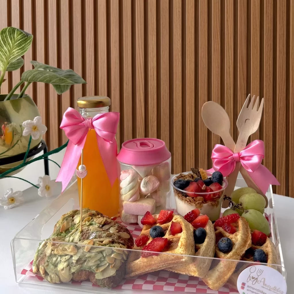 Desayuno sorpresa Coquette para el Día de la Mujer en Bogotá, con bandeja acrílica y detalles rosas. - Amordidas