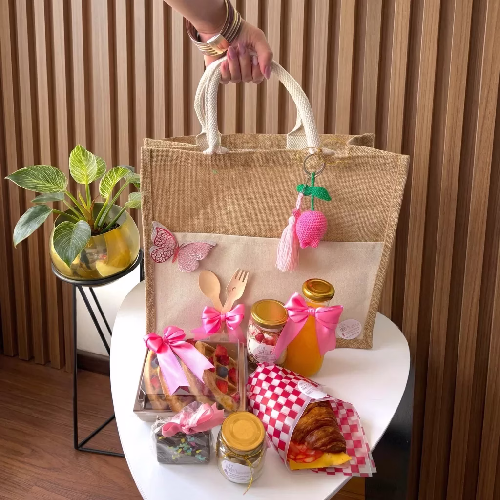 Desayuno sorpresa "Brilla Siempre" para el Día de la Mujer en Bogotá, con bolso de yute y detalles artesanales. - Amordidas