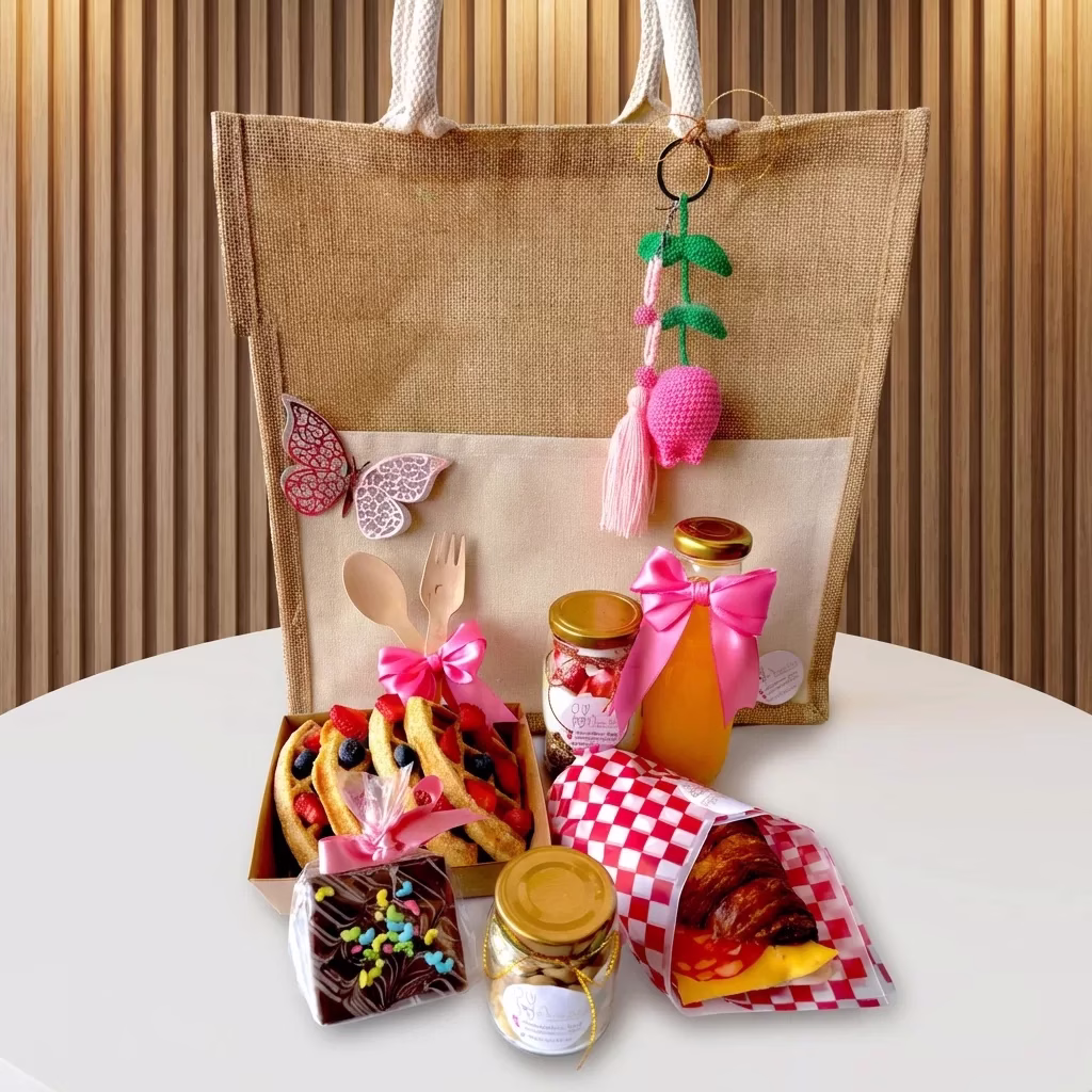 Desayuno sorpresa "Brilla Siempre" para el Día de la Mujer en Bogotá, con bolso de yute y detalles artesanales. - Amordidas
