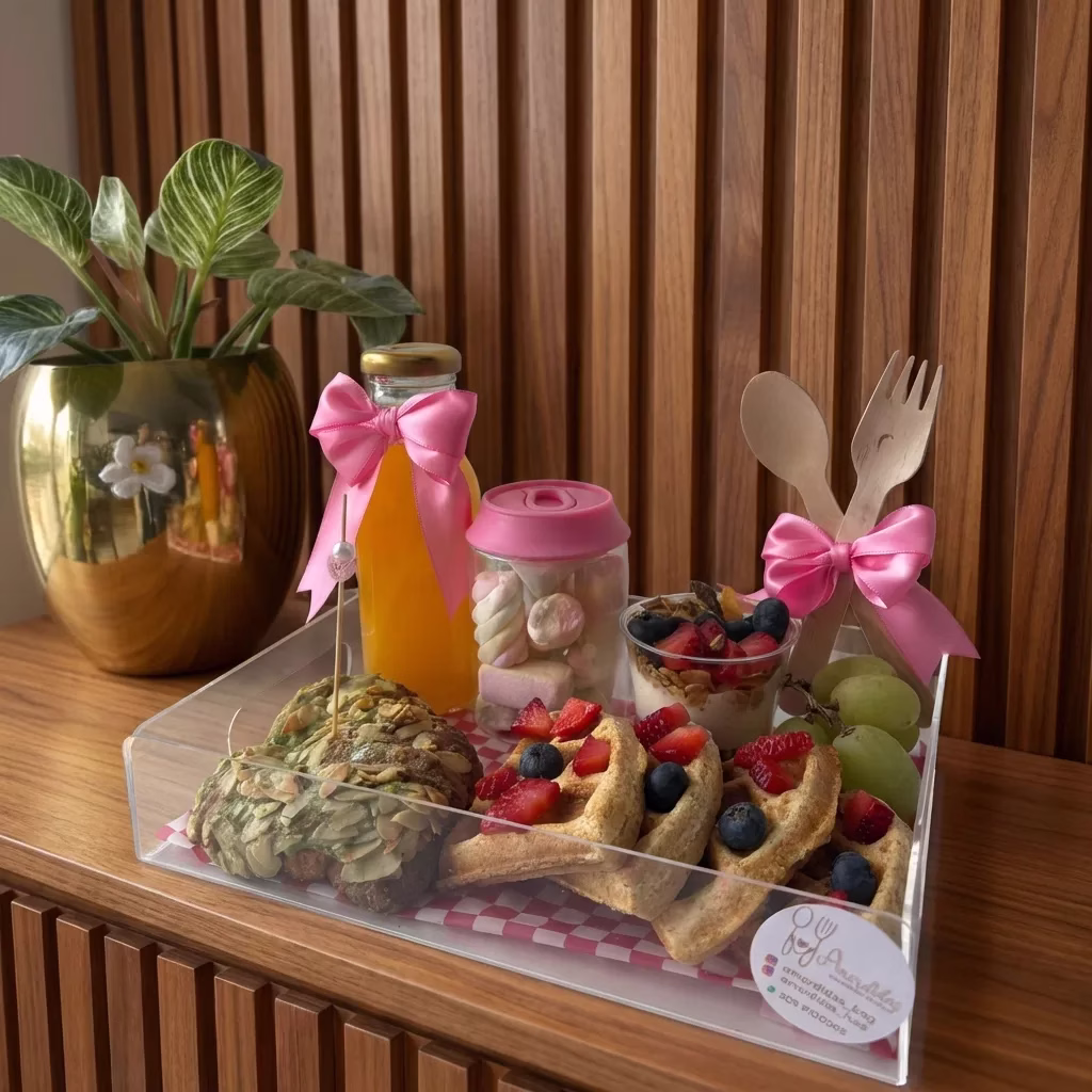 Desayuno sorpresa Coquette para el Día de la Mujer en Bogotá, con bandeja acrílica y detalles rosas. - Amordidas