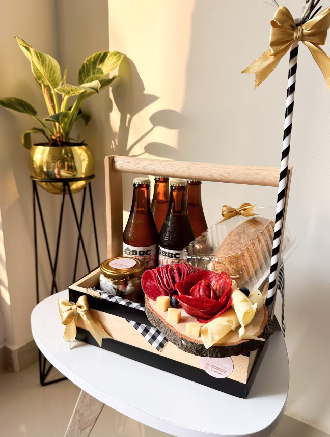 Desayuno sorpresa Cajicá Miel para el Día del Hombre en Bogotá con cervezas BBC. - Amordidas