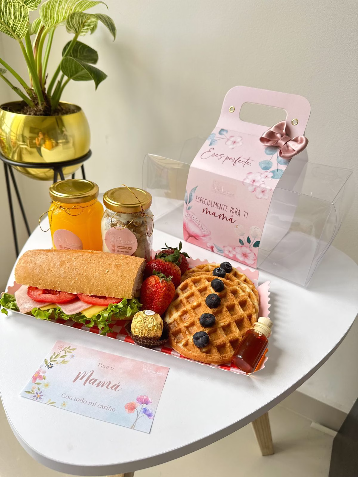 Desayuno sorpresa para el Día de la Madre con waffles, fresas y parfait en Bogotá. - Amordidas