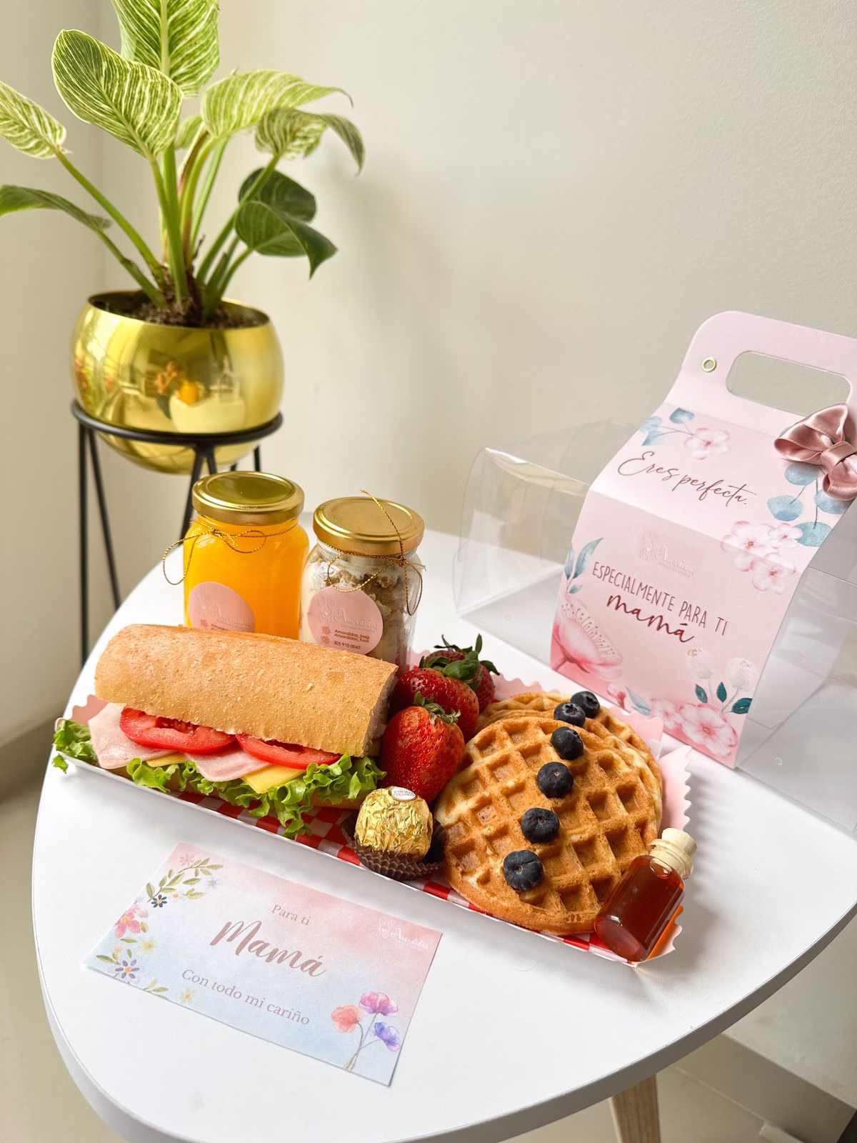 Desayuno sorpresa para el Día de la Madre con waffles, fresas y parfait en Bogotá.