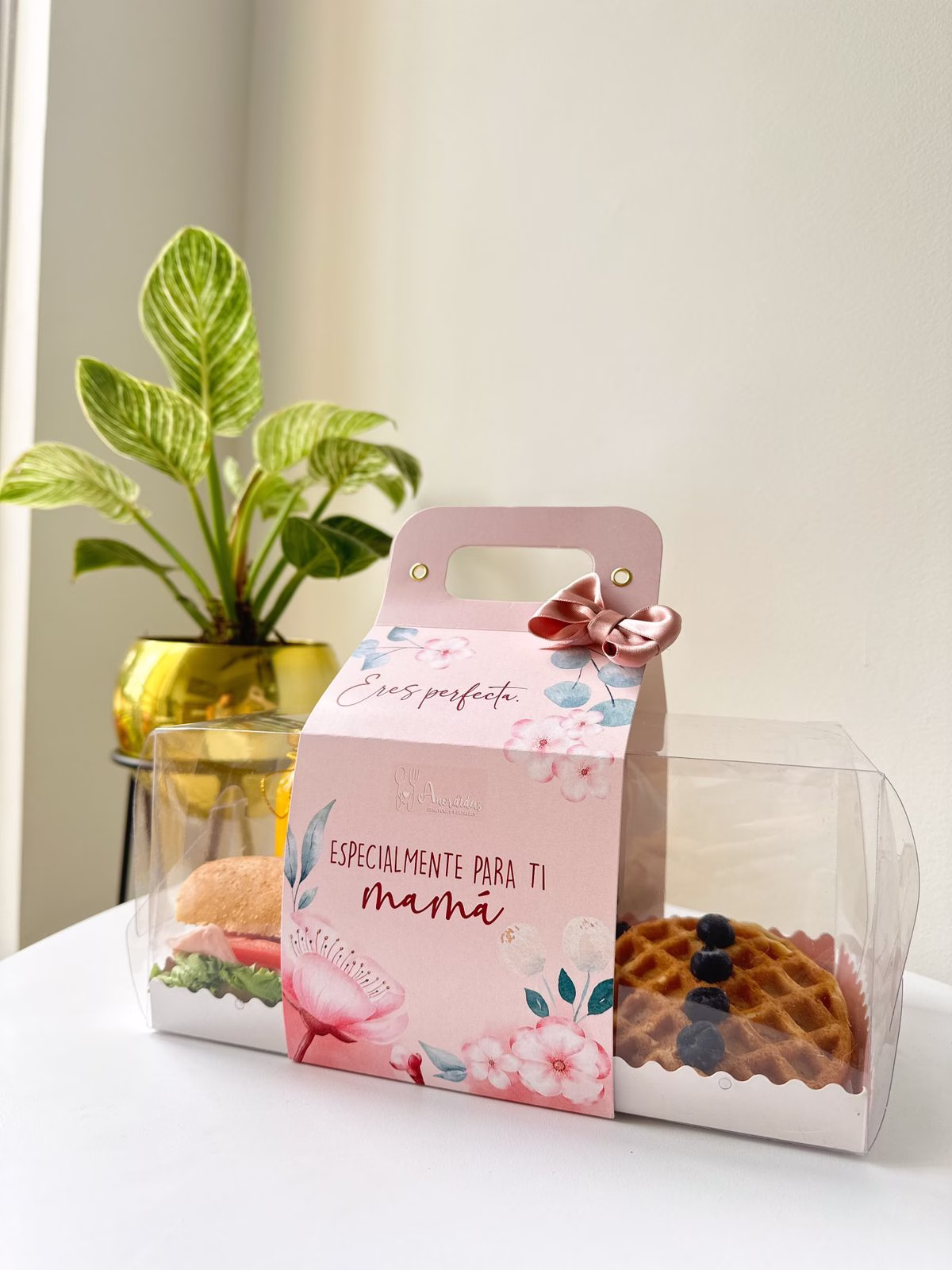 Desayuno sorpresa para el Día de la Madre con waffles, fresas y parfait en Bogotá. - Amordidas