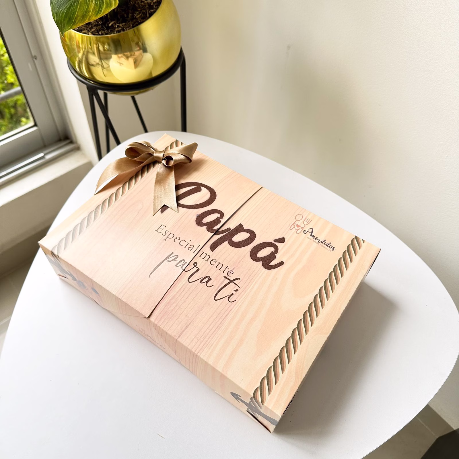 Desayuno sorpresa Mesa Papá para el Día del Padre en Bogotá, con caja convertible en mesa. - Amordidas