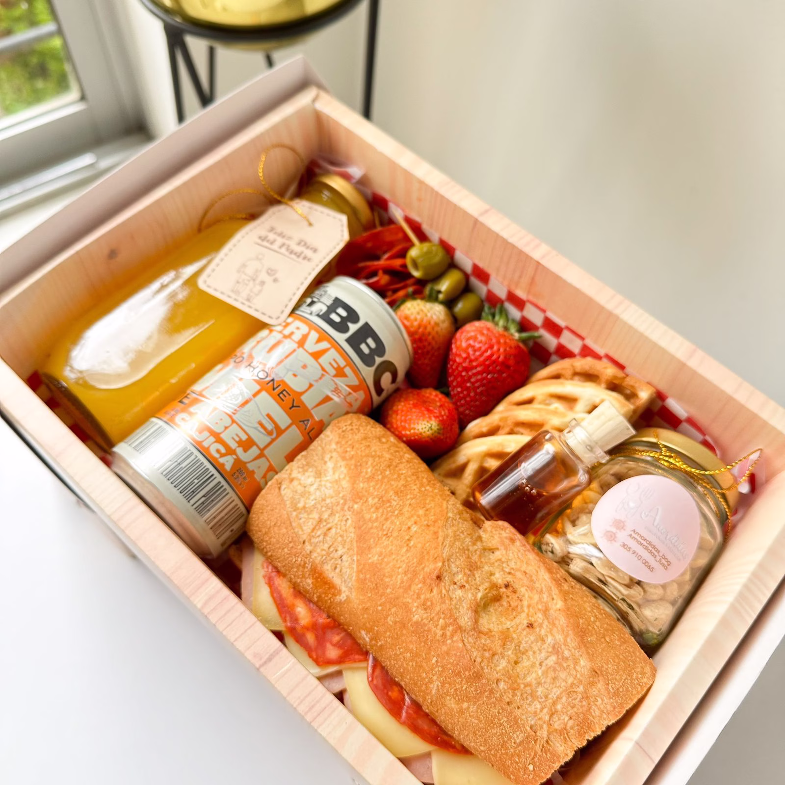Desayuno sorpresa Mesa Papá para el Día del Padre en Bogotá, con caja convertible en mesa. - Amordidas