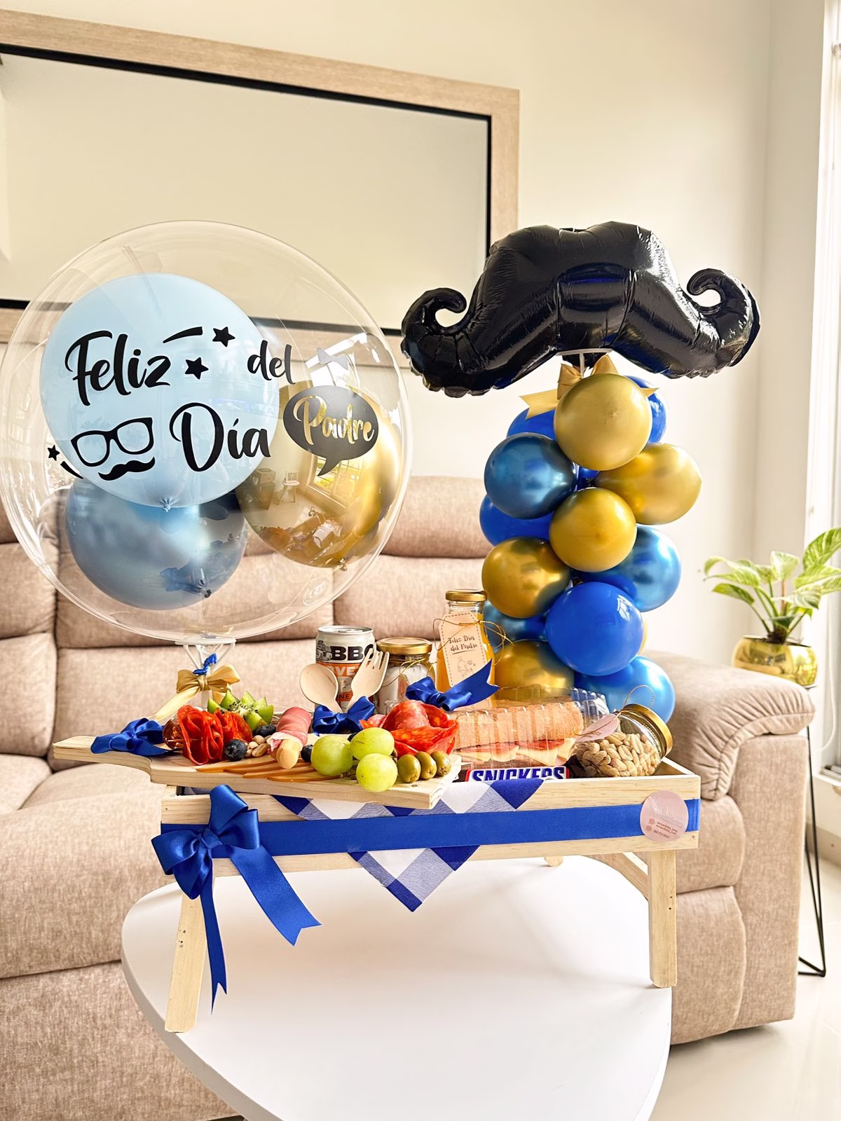 Desayuno Sorpresa Papá Premium con mesa de madera, globos y tabla de quesos para Día del Padre en Bogotá.