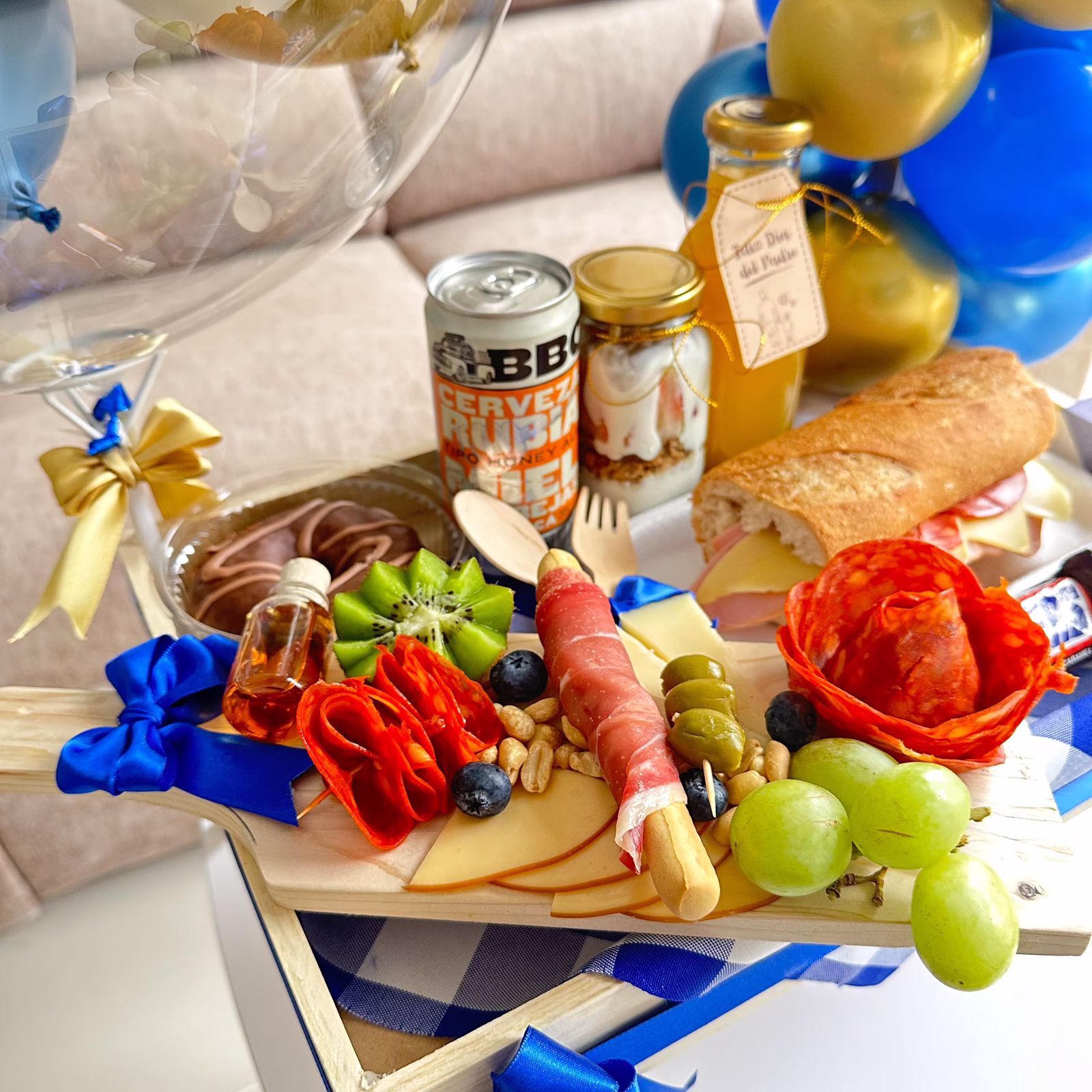Desayuno Sorpresa Papá Premium con mesa de madera, globos y tabla de quesos para Día del Padre en Bogotá. - Amordidas