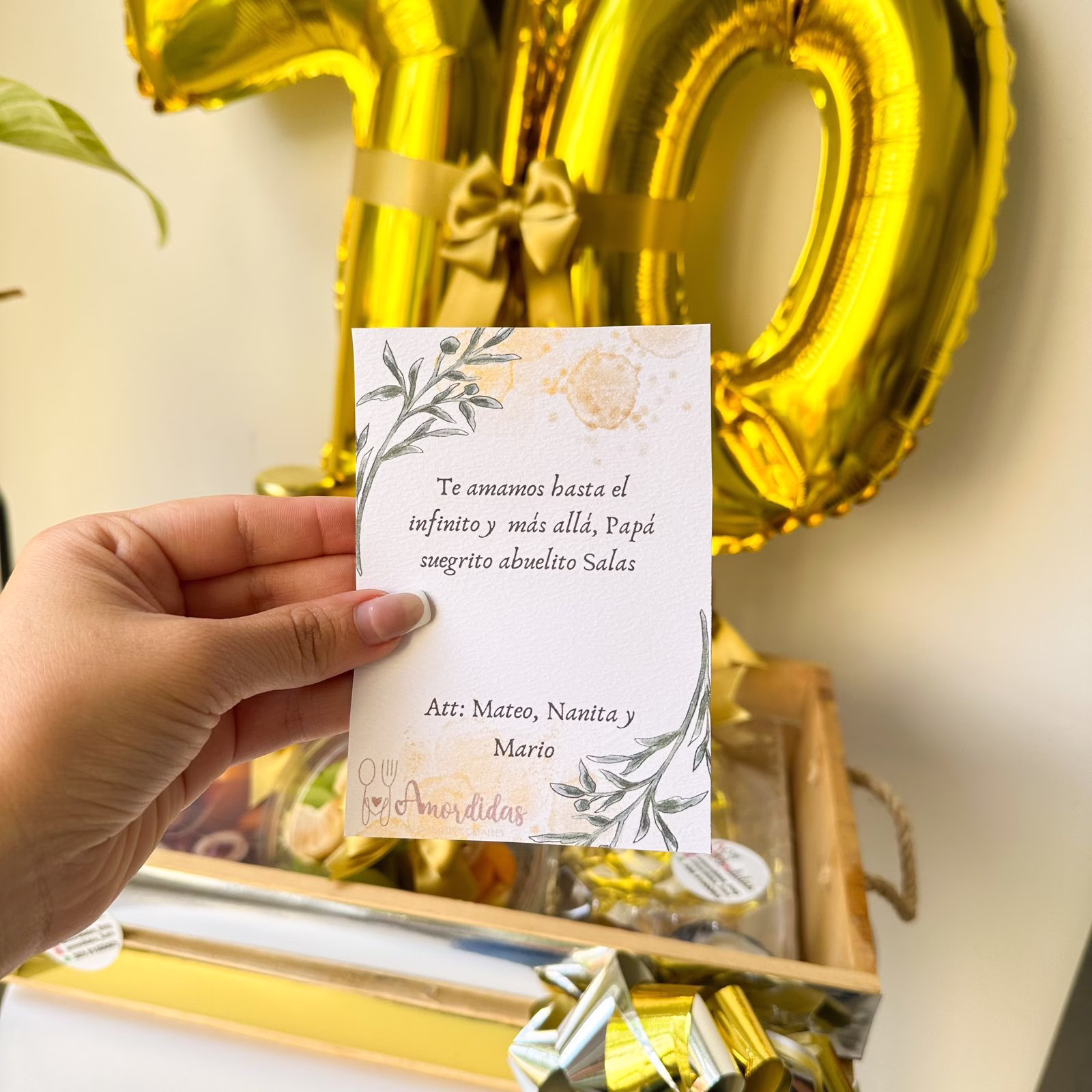 Desayuno sorpresa de cumpleaños con huacal de madera, globos y detalles en Bogotá. - Amordidas