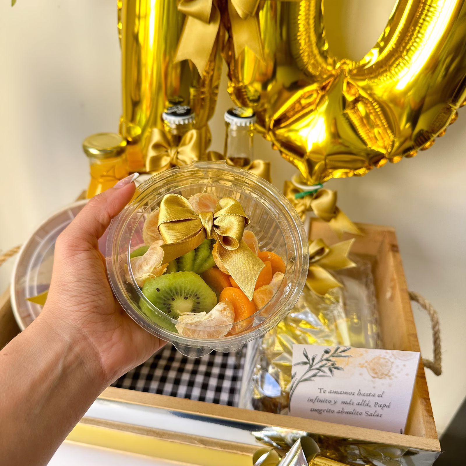 Desayuno sorpresa de cumpleaños con huacal de madera, globos y detalles en Bogotá. - Amordidas