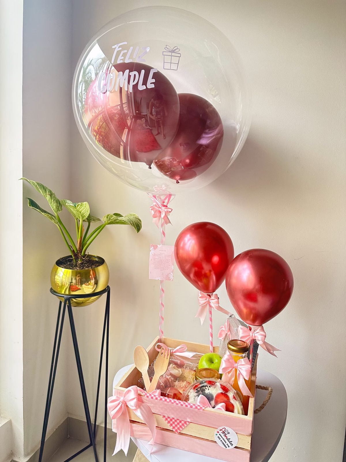 Huacal de madera con desayuno sorpresa típico bogotano, decoración y globos.