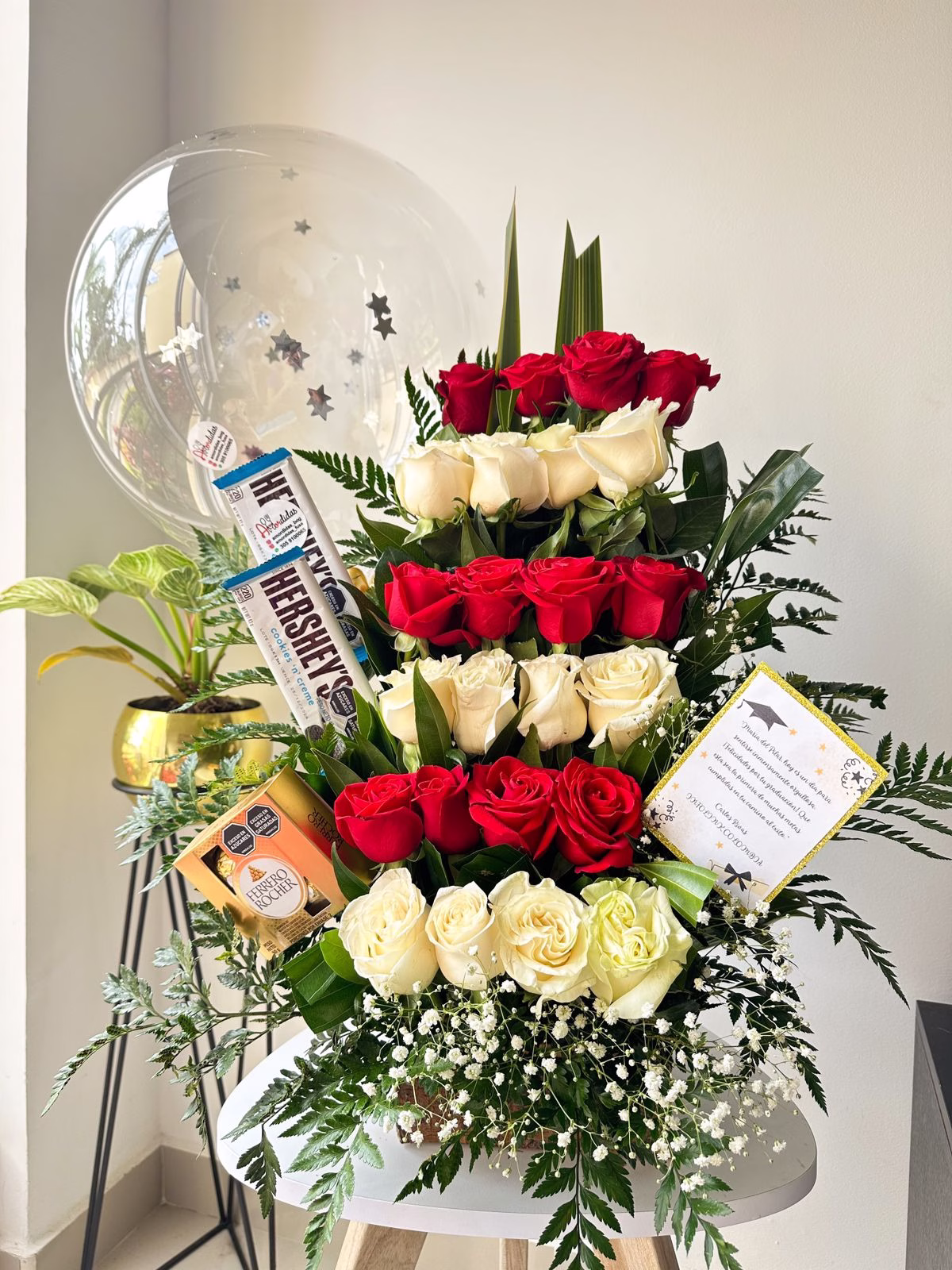 Arreglo floral de amor y amistad con rosas, chocolates y globo en Bogotá.