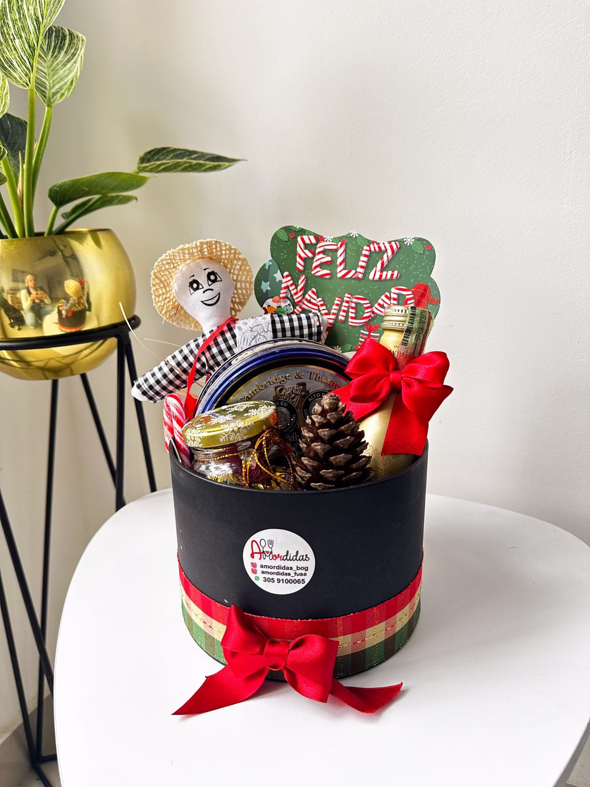 Ancheta corporativa Festín de Fin de Año con tambor, vino y detalles navideños en Bogotá. - Amordidas