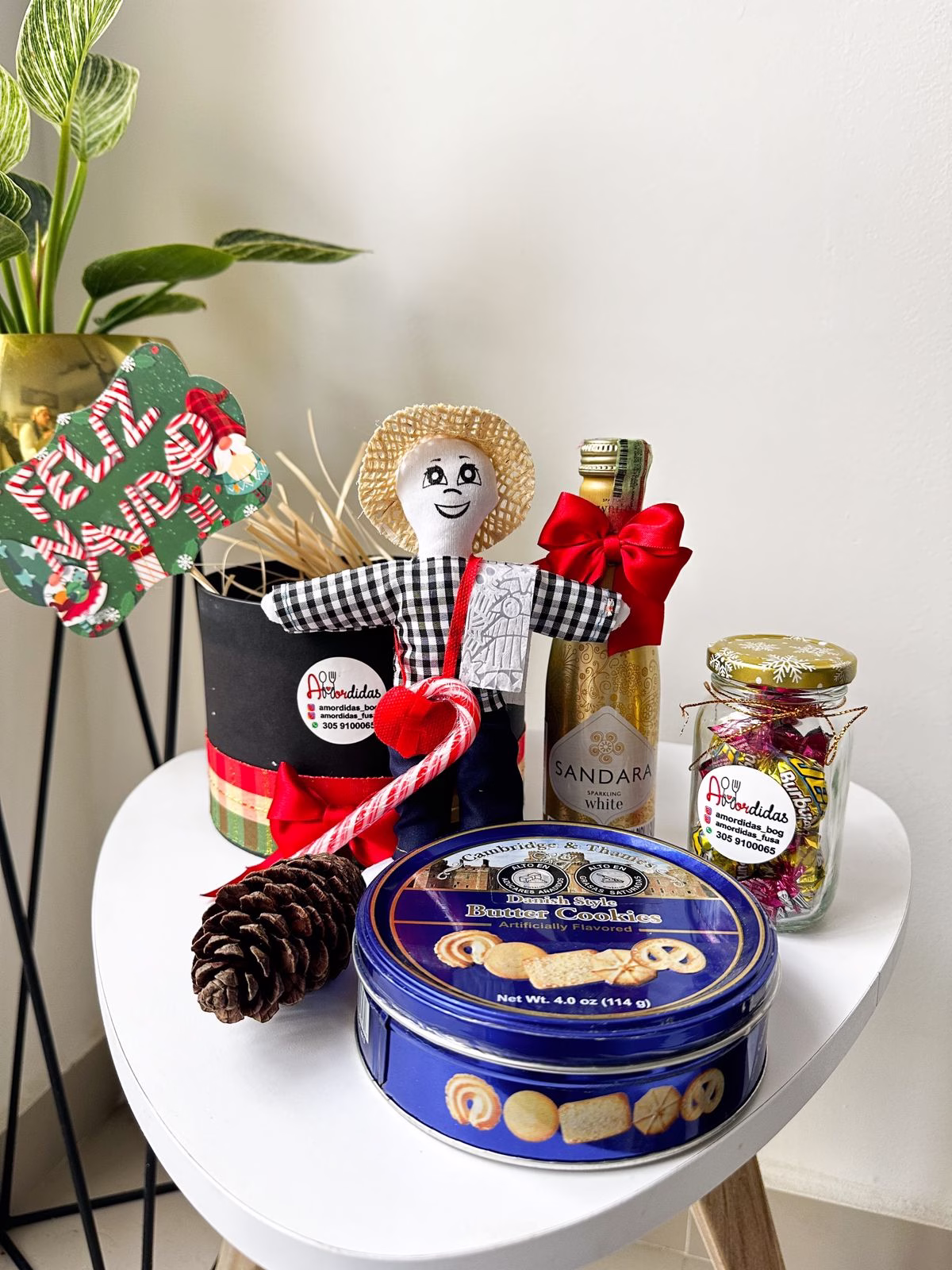 Ancheta corporativa Festín de Fin de Año con tambor, vino y detalles navideños en Bogotá.