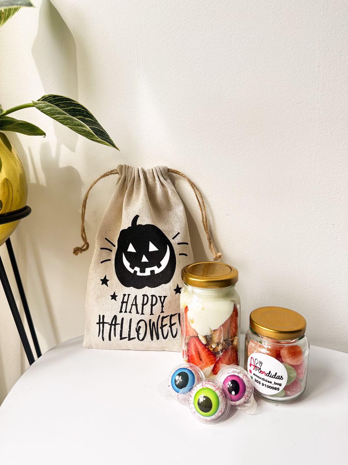Detalle Empresarial 'Dulce o Truco' de Halloween con bolsa de yute, parfait y masmelos de ojo.