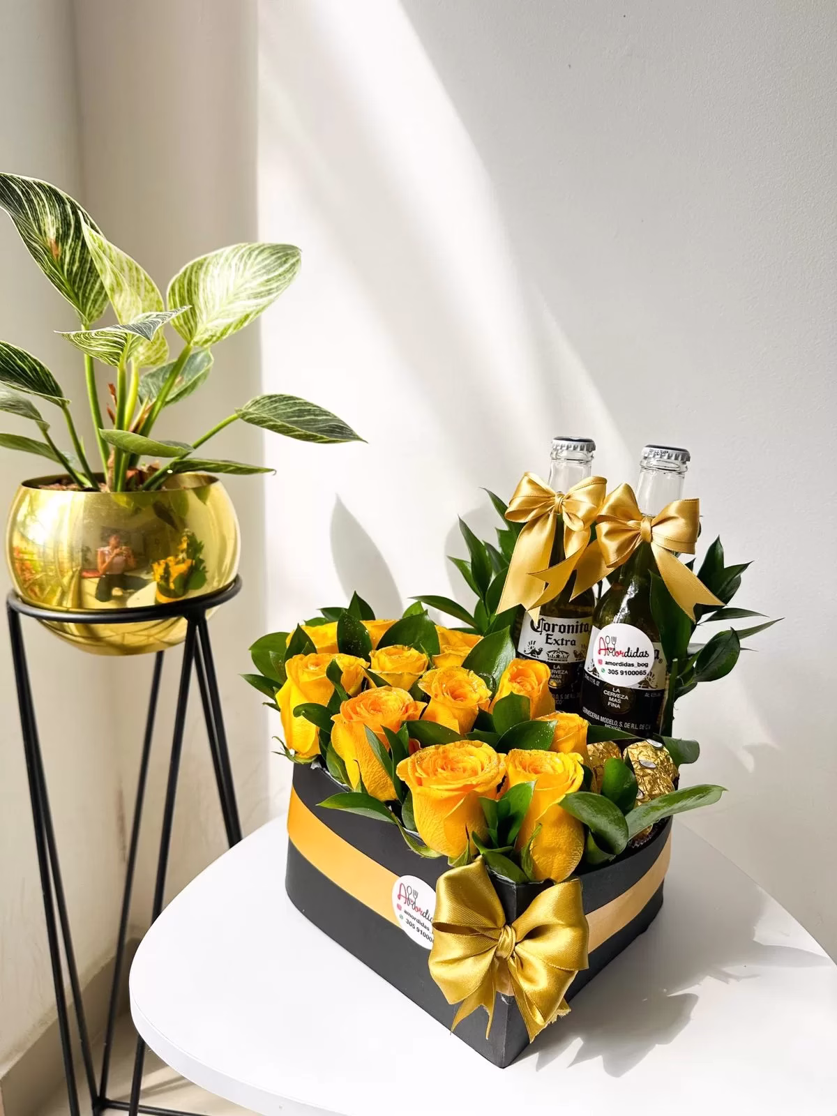 Arreglo de flores en forma de corazón con rosas, Ferreros Rocher y cervezas Coronita, a domicilio en Bogotá. - Amordidas