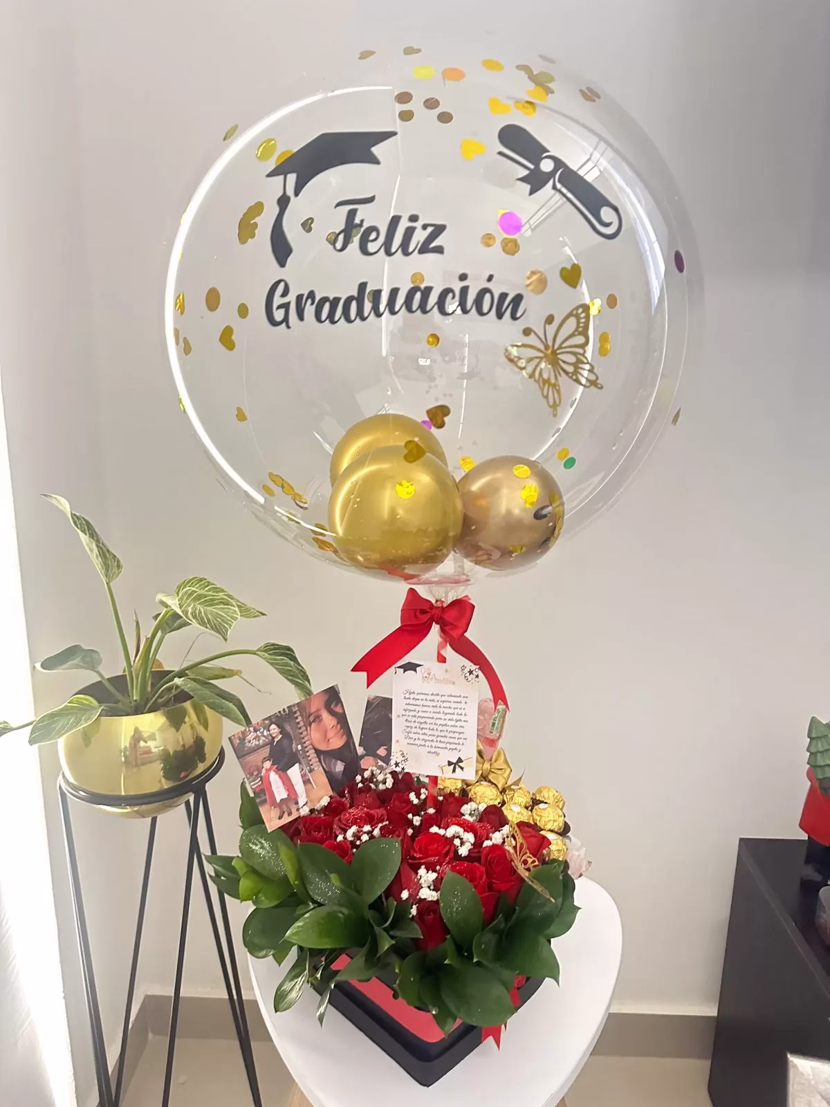 Arreglo de flores a domicilio en Bogotá con 24 rosas, Ferreros Rocher y caja en forma de corazón.