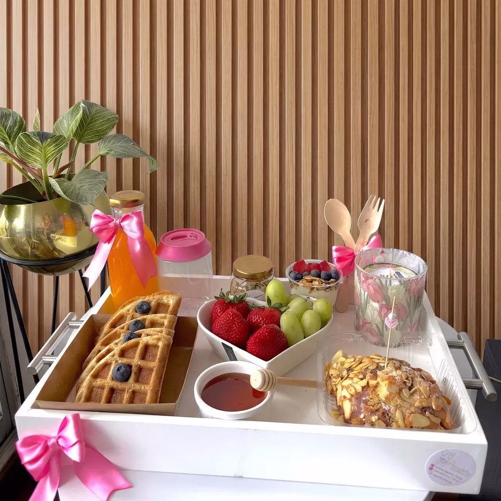 Bandeja Luxury Madera con desayuno sorpresa para el Día de la Mujer en Bogotá