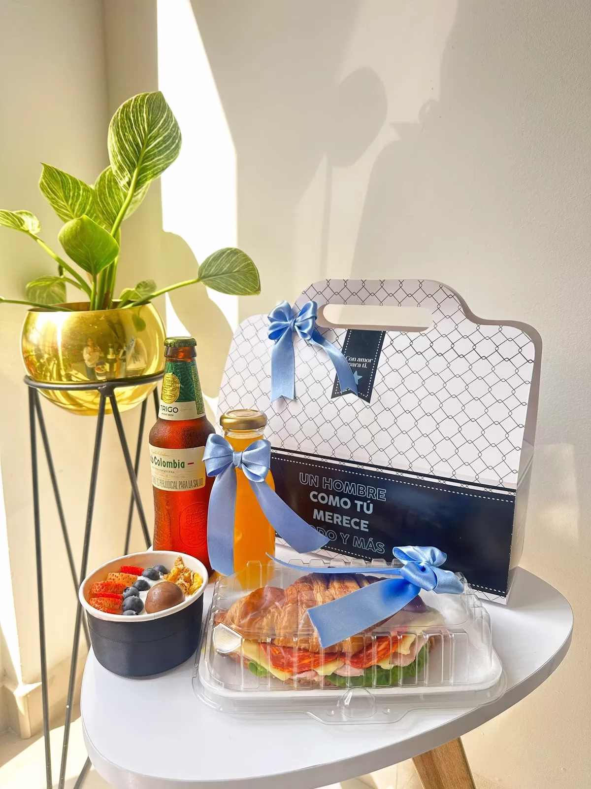 Desayuno sorpresa en forma de maletín para hombre en Bogotá