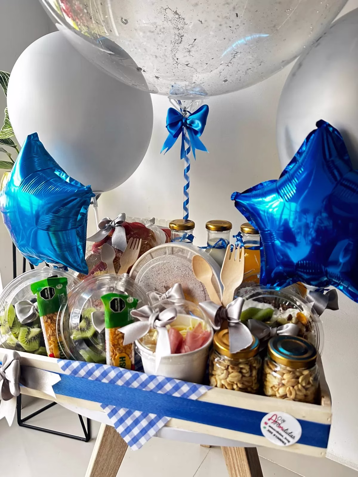 Desayuno sorpresa para dos personas con mesa de madera, globos y comida saludable en Bogotá. - Amordidas
