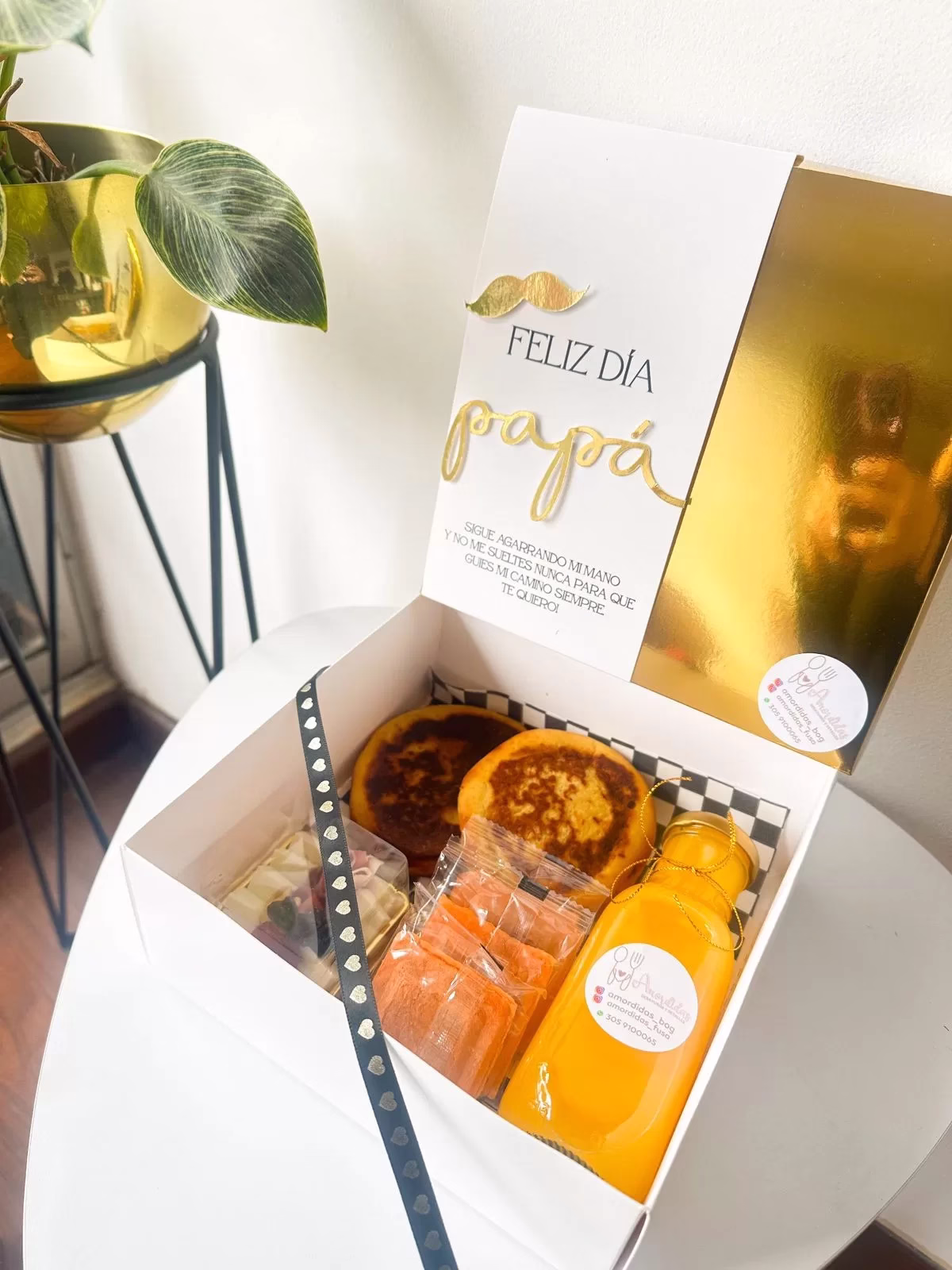 Desayuno Sorpresa Papá Boyacense con arepas, queso, jamón y jugo en Bogotá - Amordidas