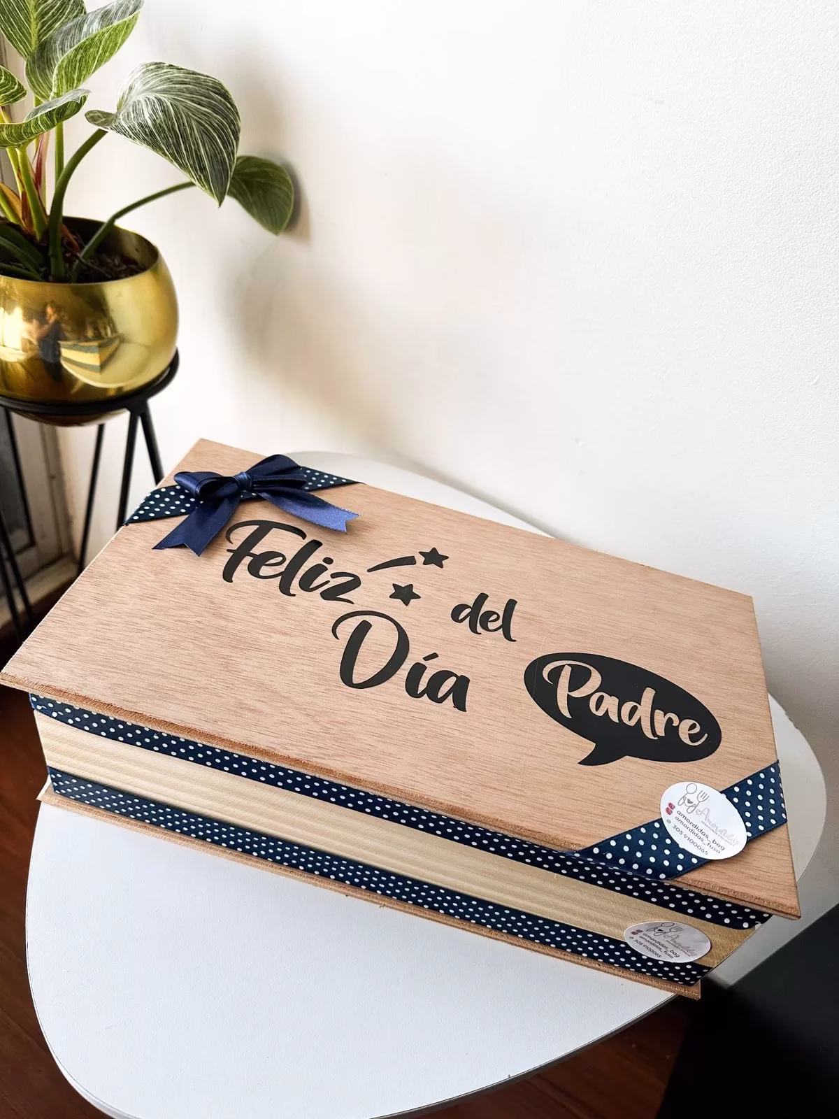 Desayuno sorpresa Papá Sofisticado con caja de madera, vodka y croissant para Día del Padre en Bogotá. - Amordidas