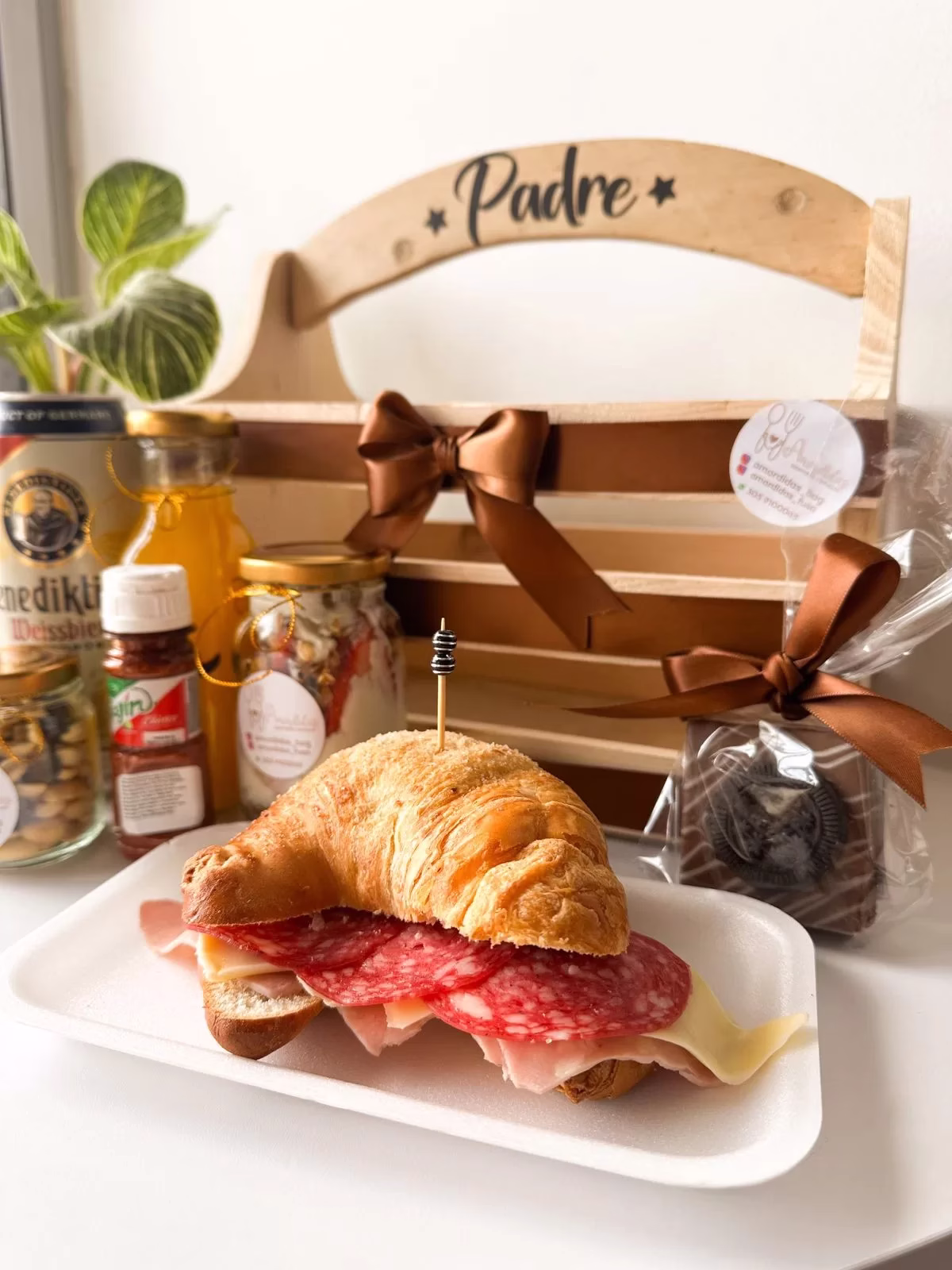 Desayuno Sorpresa Papá Cervecero con cerveza Benediktiner y croissant a domicilio en Bogotá. - Amordidas