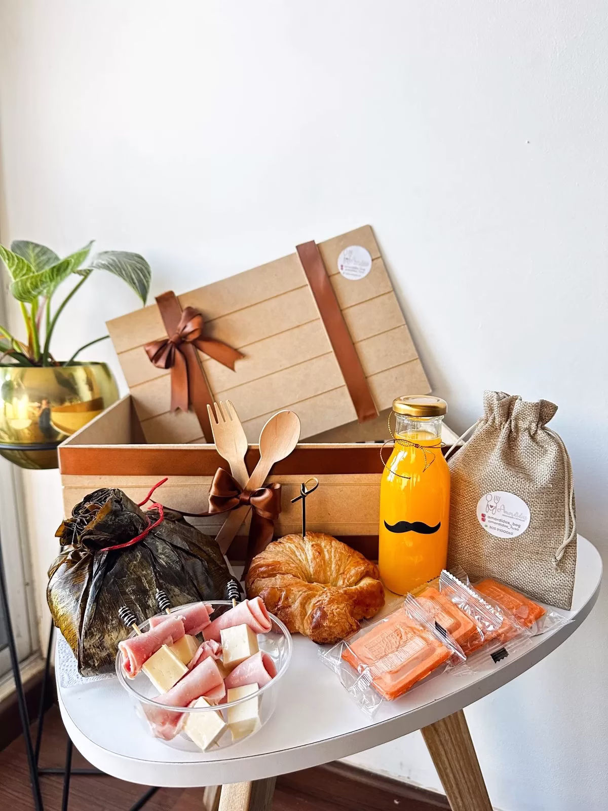 Desayuno sorpresa tradicional en baúl de madera para papá en Bogotá