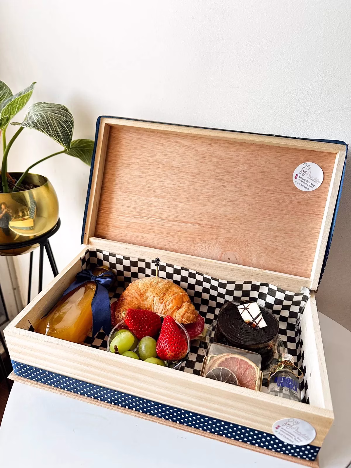 Desayuno sorpresa Papá Sofisticado con caja de madera, vodka y croissant para Día del Padre en Bogotá. - Amordidas