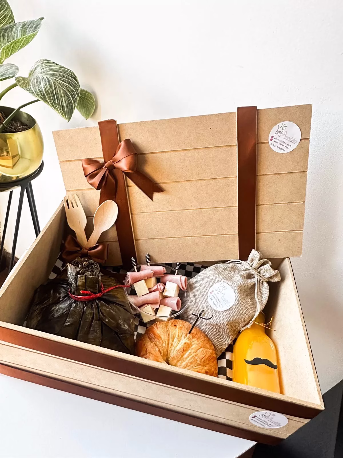 Desayuno sorpresa tradicional en baúl de madera para papá en Bogotá - Amordidas