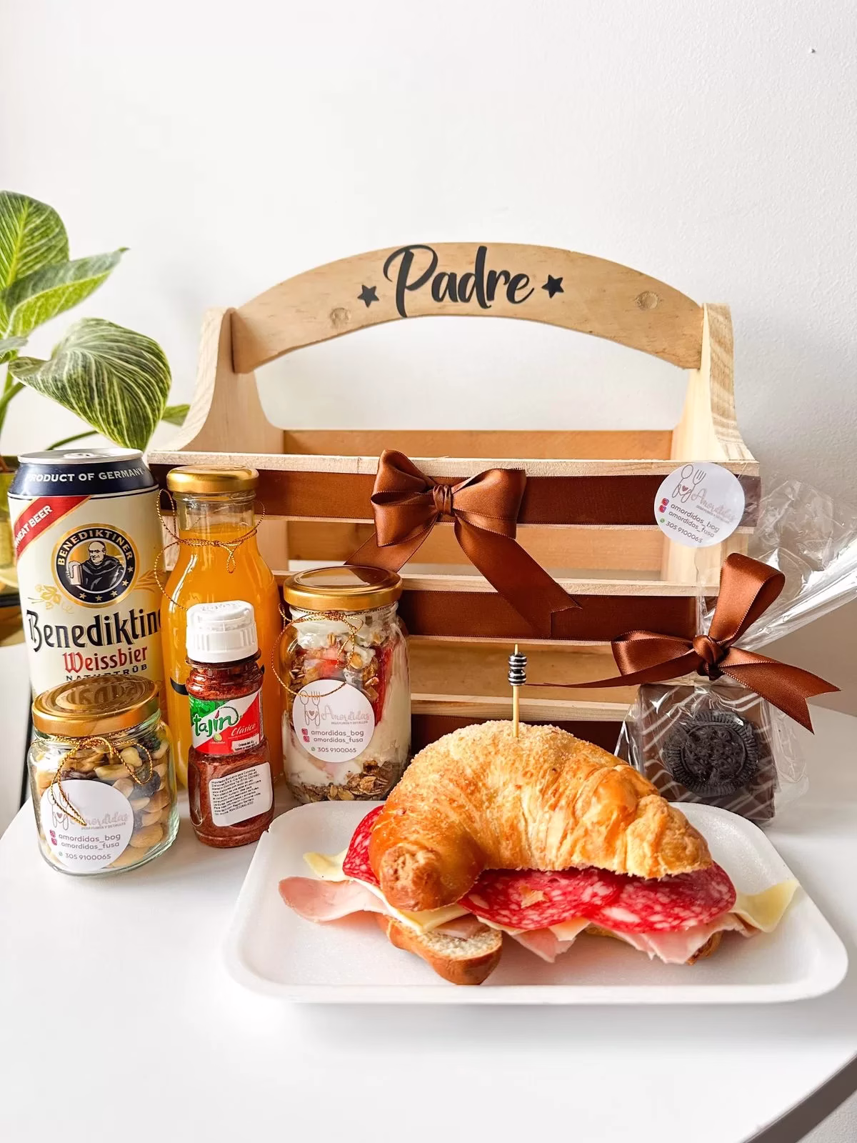 Desayuno Sorpresa Papá Cervecero con cerveza Benediktiner y croissant a domicilio en Bogotá.