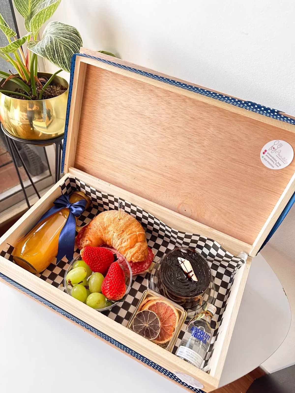 Desayuno sorpresa Papá Sofisticado con caja de madera, vodka y croissant para Día del Padre en Bogotá.