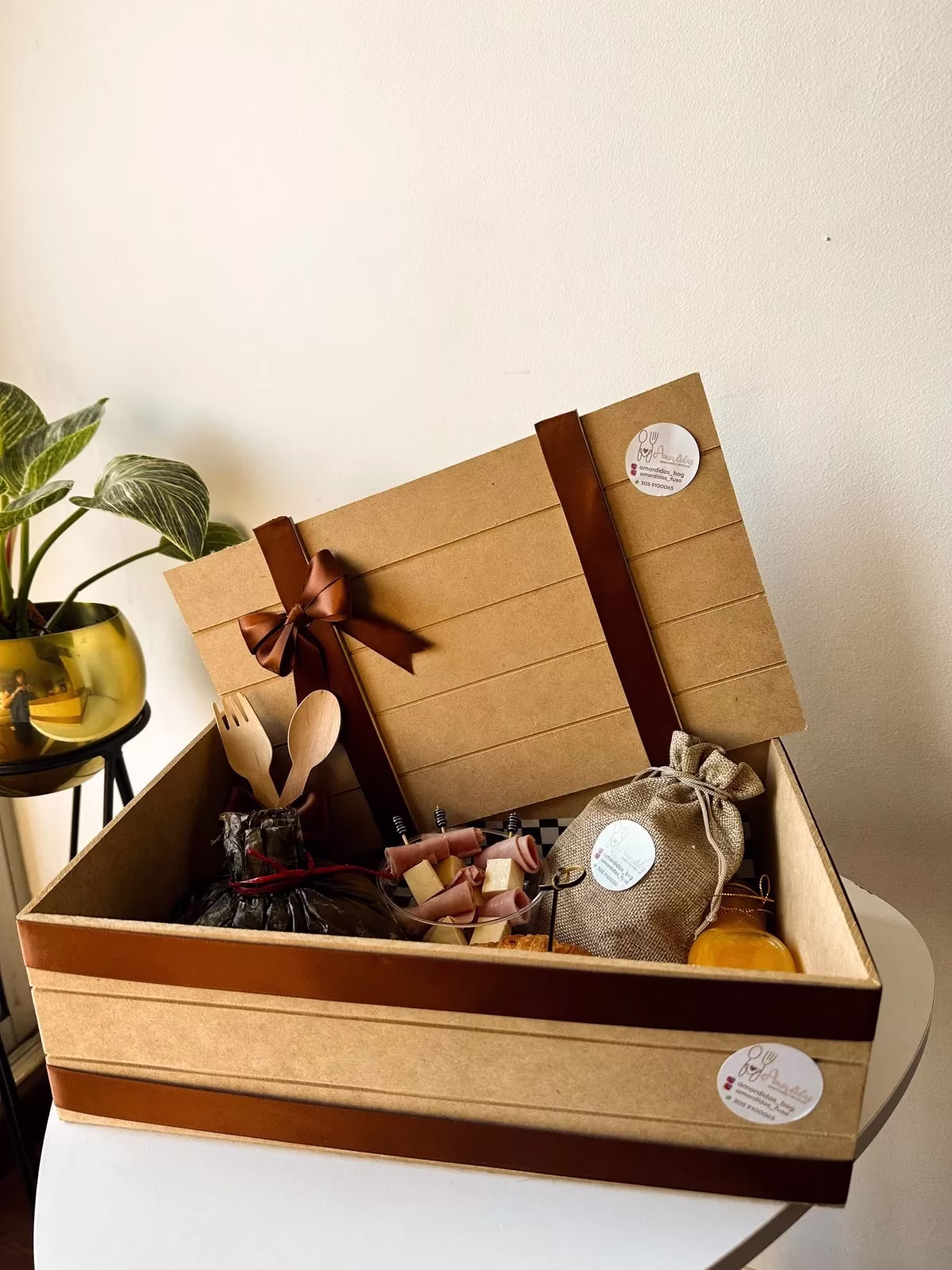 Desayuno sorpresa tradicional en baúl de madera para papá en Bogotá - Amordidas