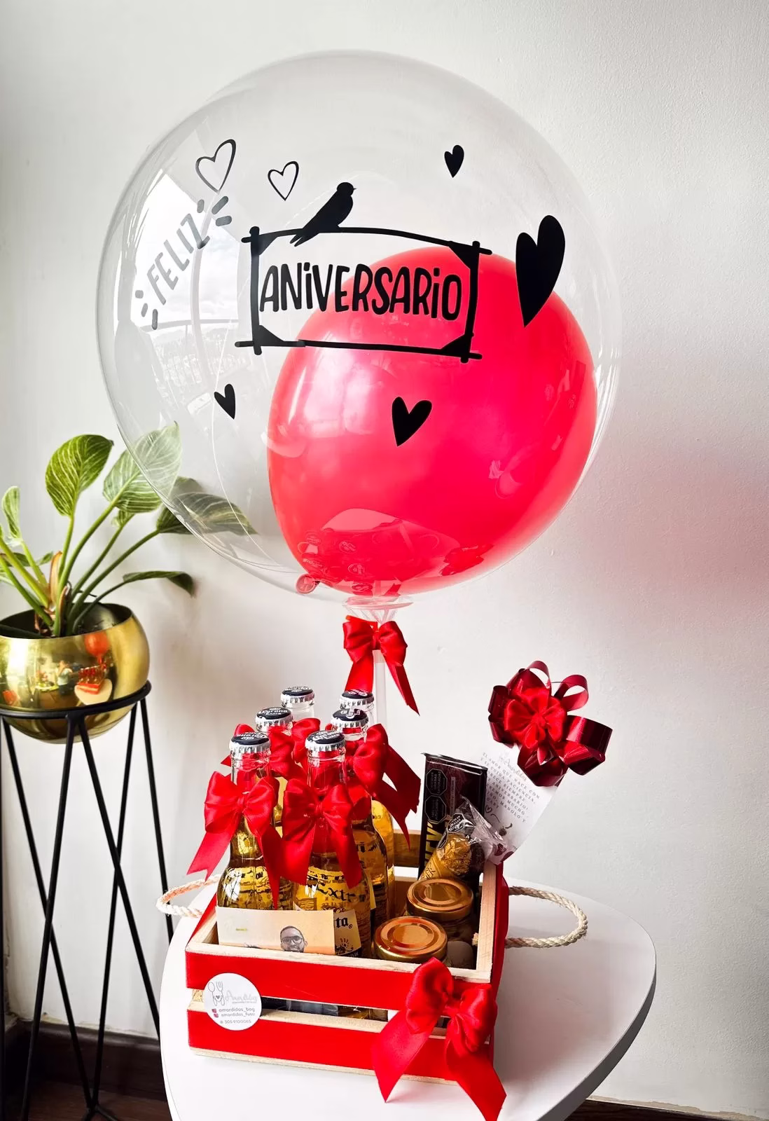 Ancheta a domicilio Bogotá con cervezas Coronitas, Ferrero Rocher y Hershey's para aniversario.