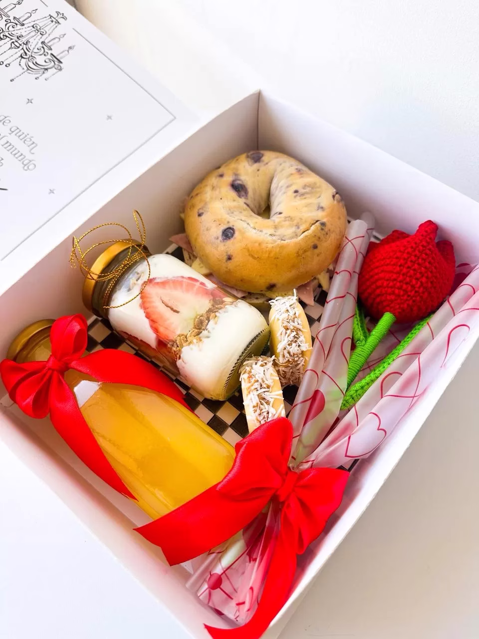 Desayuno sorpresa en caja libro para Amor y Amistad en Bogotá