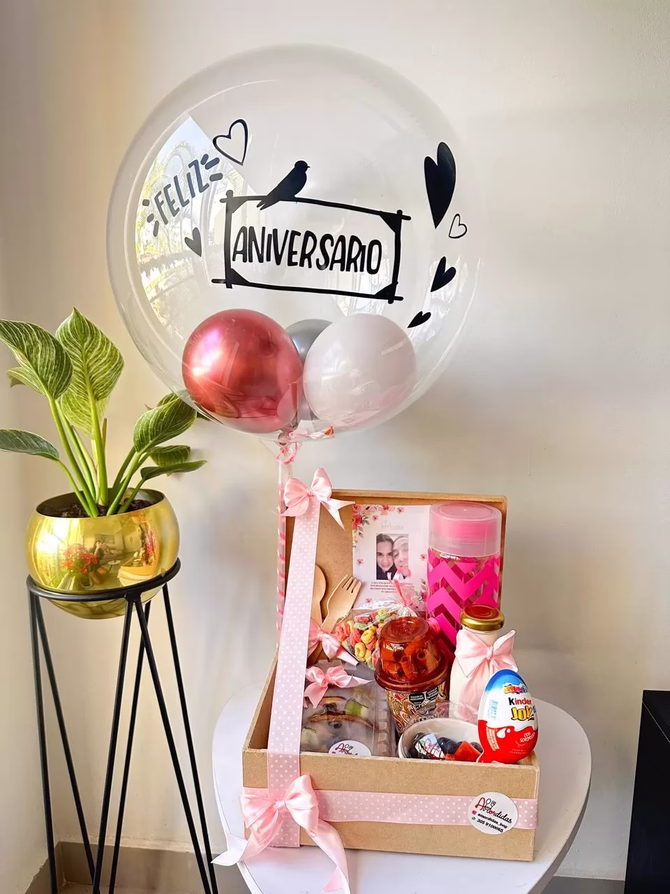 Desayuno sorpresa 'Amanecer Dulce' en caja de madera con waffles, frutas y globos en Bogotá.