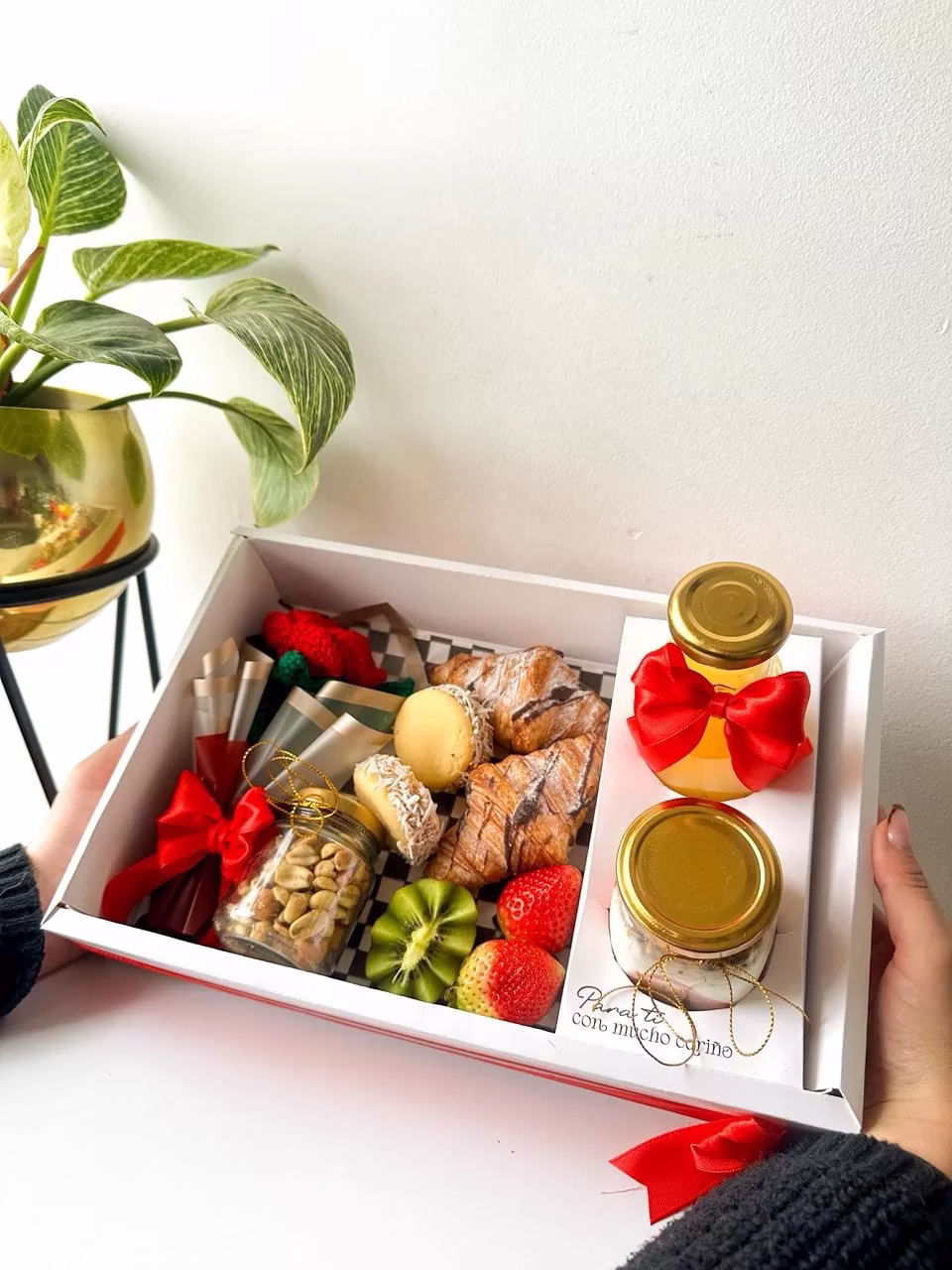 Bandeja Amistad: Desayuno sorpresa para Amor y Amistad en Bogotá con rosa en crochet.