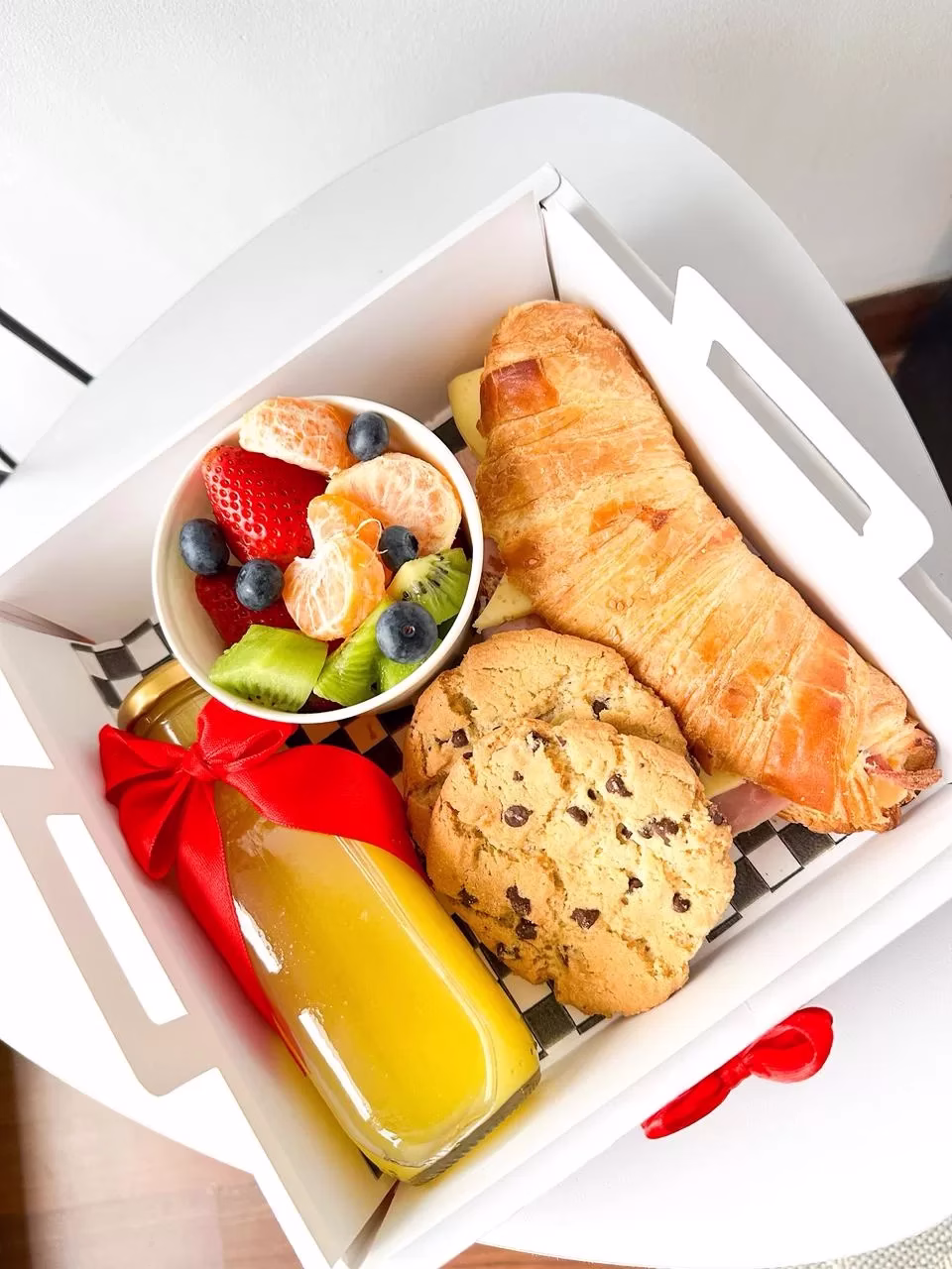 Desayuno Sorpresa Bogota Amor y Amistad - El amor es una magia con caja, corazón y croissant. - Amordidas