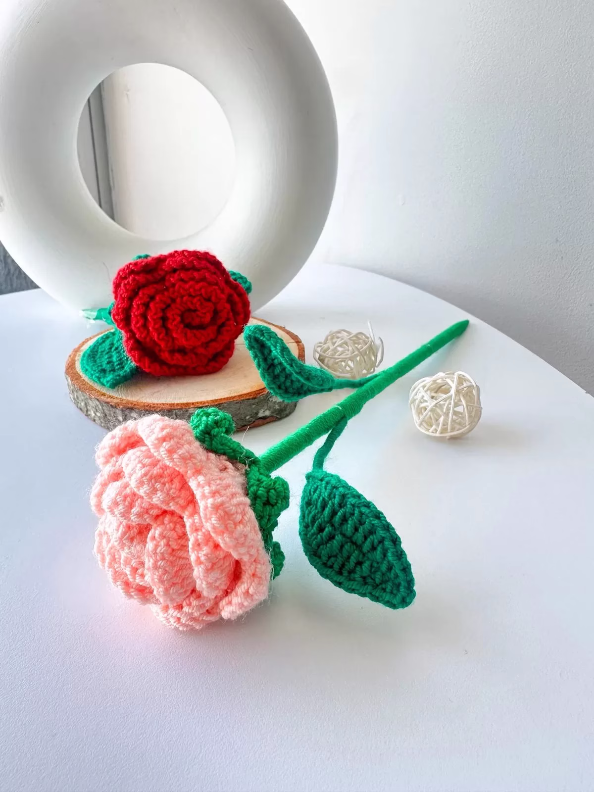 Rosa de crochet colorida, detalle artesanal hecho a mano para regalar en Bogotá.