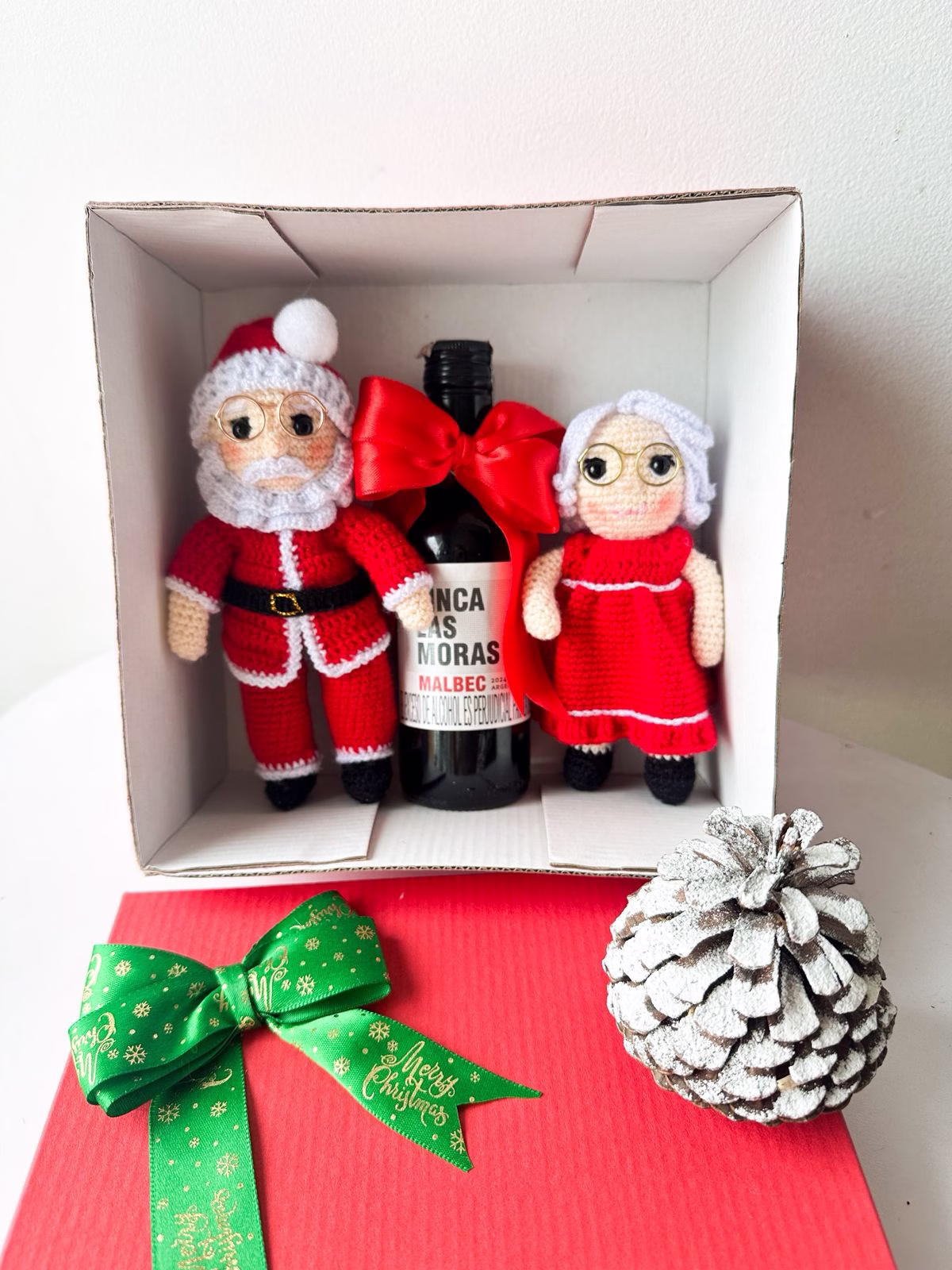 Ancheta corporativa "Pareja Santa" con caja roja, Papá y Mamá Noel de crochet, vino y tarjeta. - Amordidas